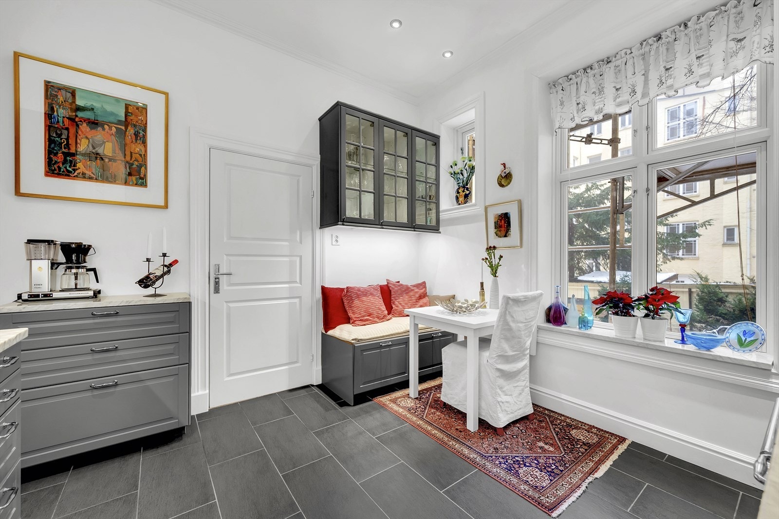 Det velutstyrte kjøkkenet har en praktisk benk i innredningen, som skaper plass til en koselig sittegruppe. Galleribilde