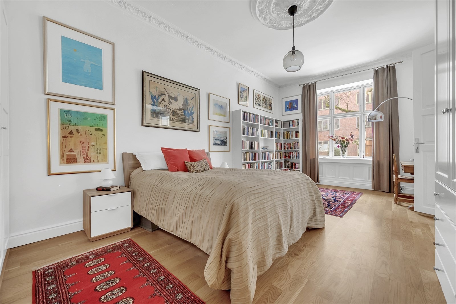 Romslig hovedsoverom med god plass til dobbeltseng, samt øvrige soveromsmøblement. Galleribilde