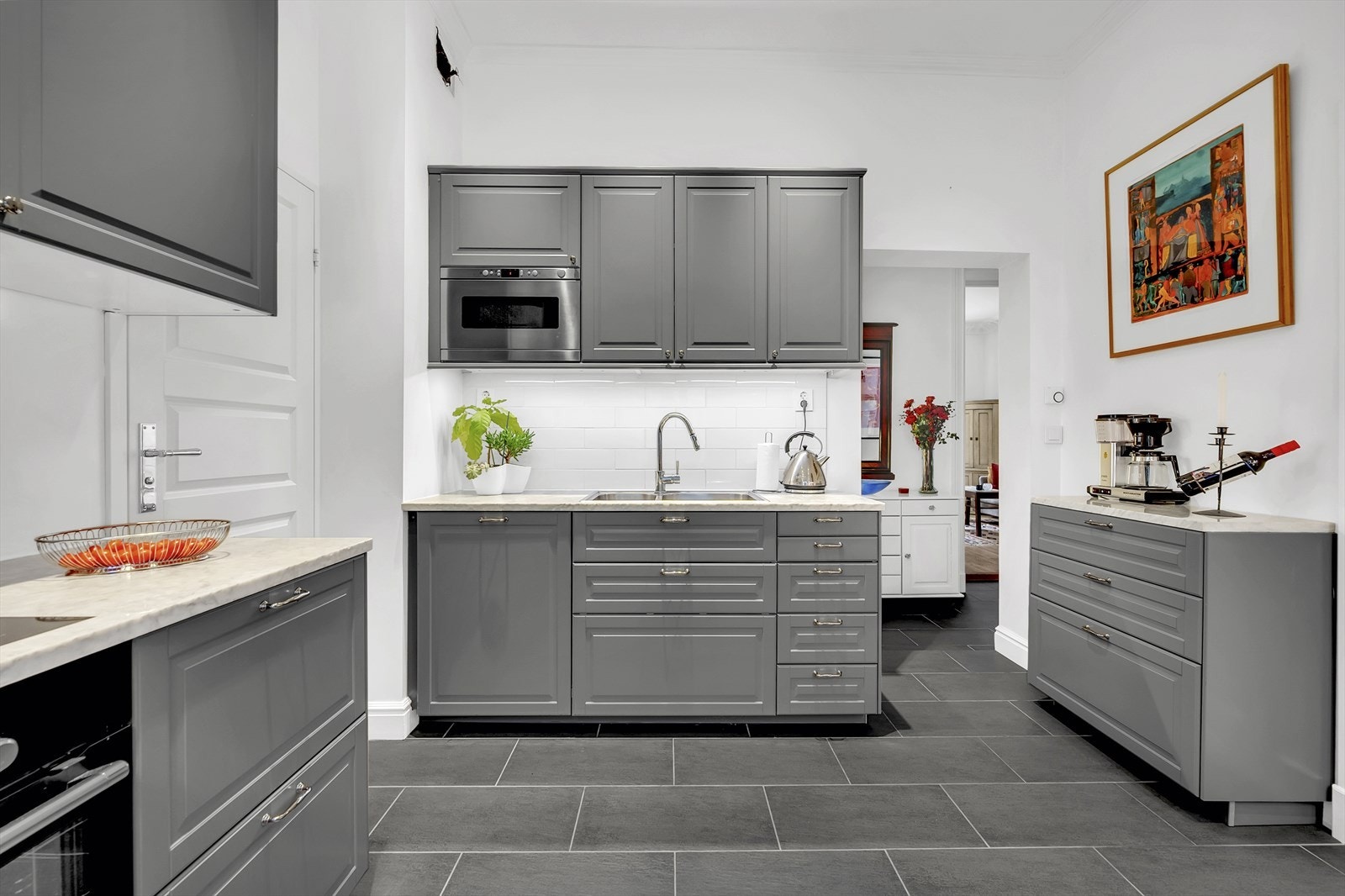 Integrert i innredningen er induksjon platetopp, stekeovn, oppvaskmaskin og kjøl/frys. Galleribilde