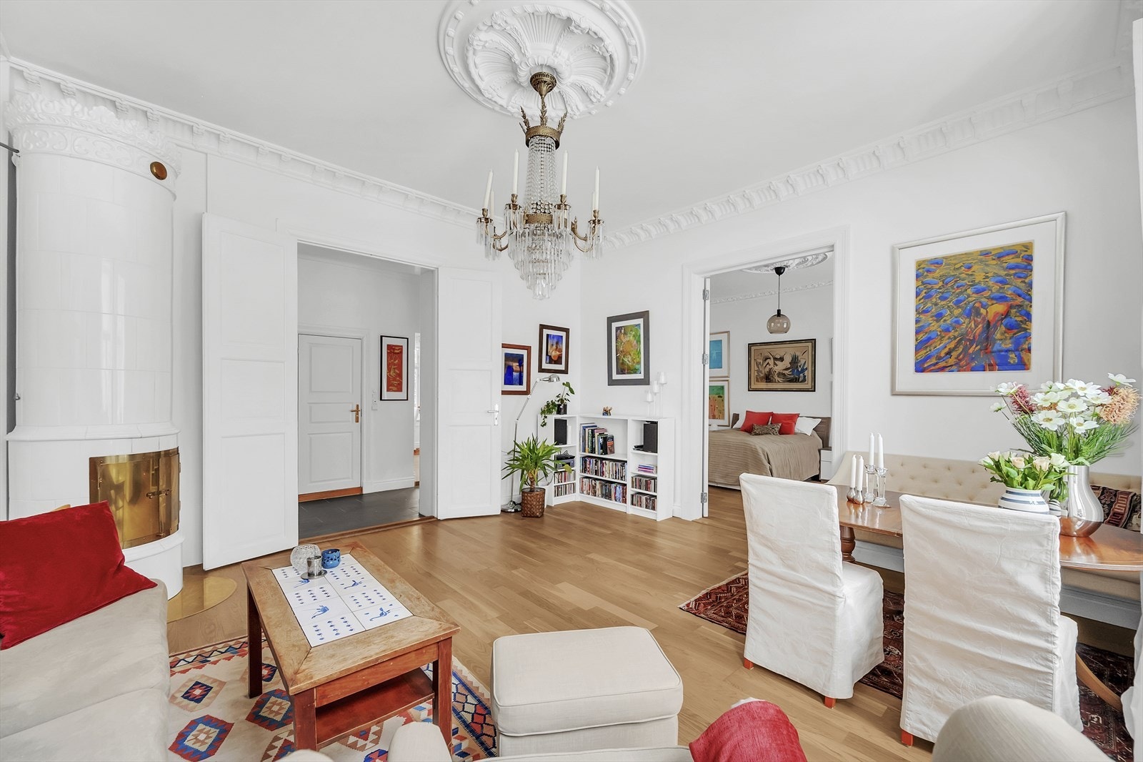 Stuen er preget av vakker stukkatur og en elegant rosett i taket, som tilfører rommet en eksklusiv og tidløs karakter. Galleribilde