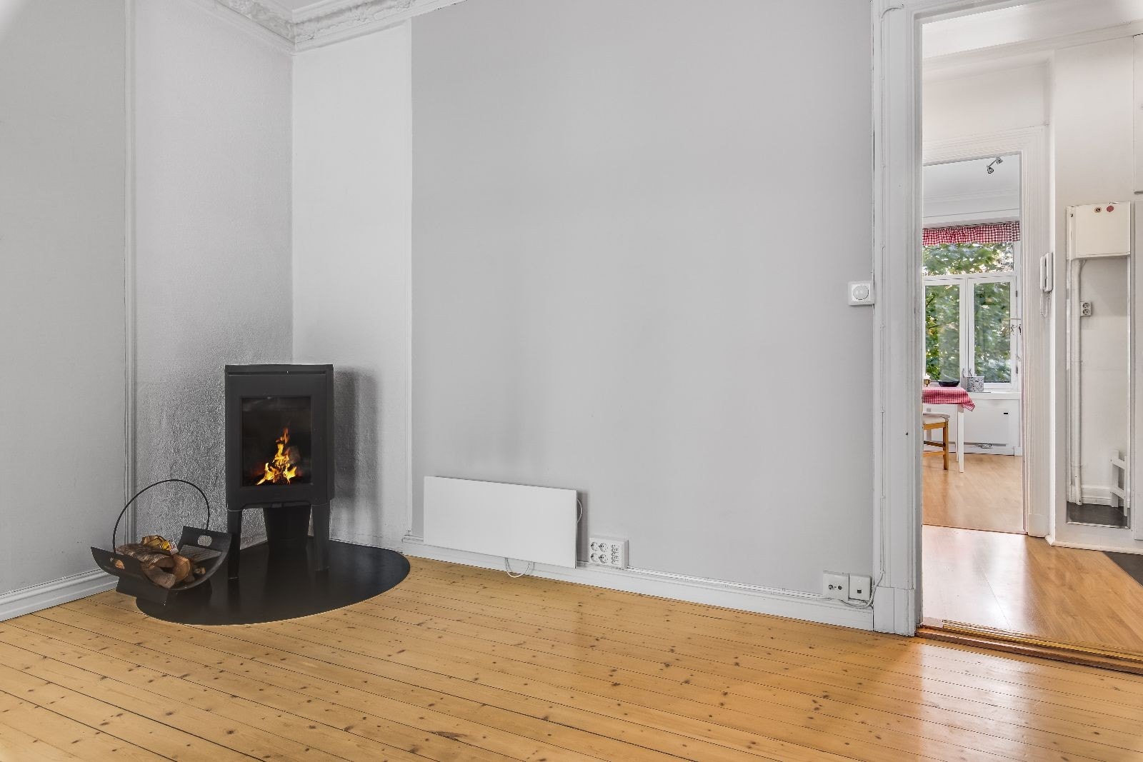 Stue med vedovn og plass til spisebord Galleribilde