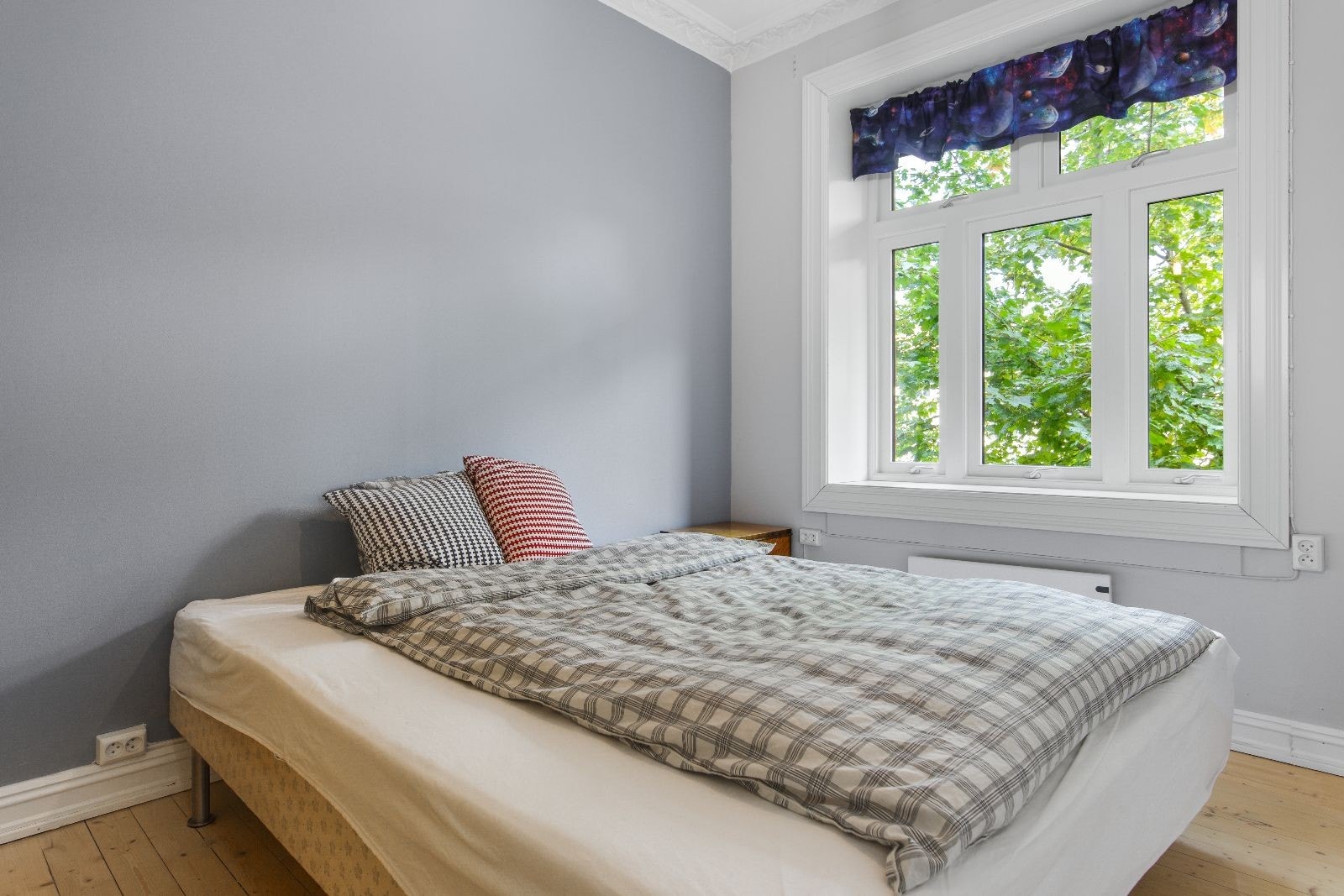 Soverom med god plass til seng og lagring Galleribilde