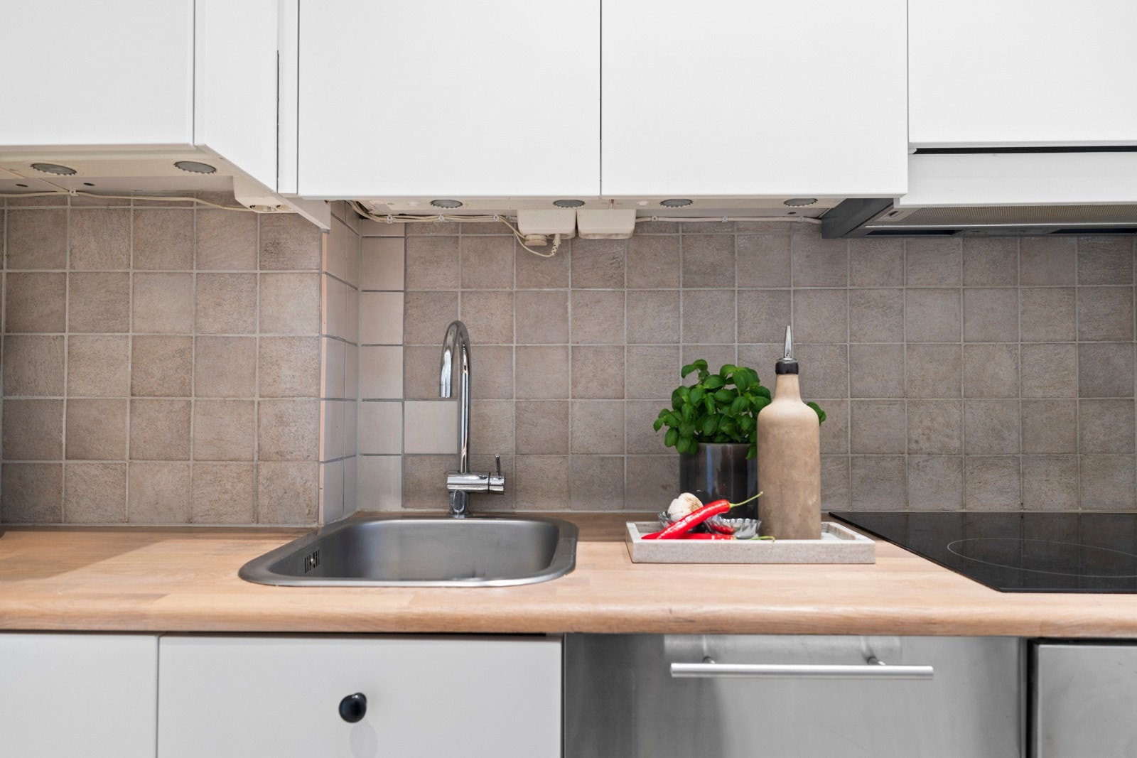 Innredningen har glatte fronter og heltre benkeplate med nedfelt kum. Galleribilde