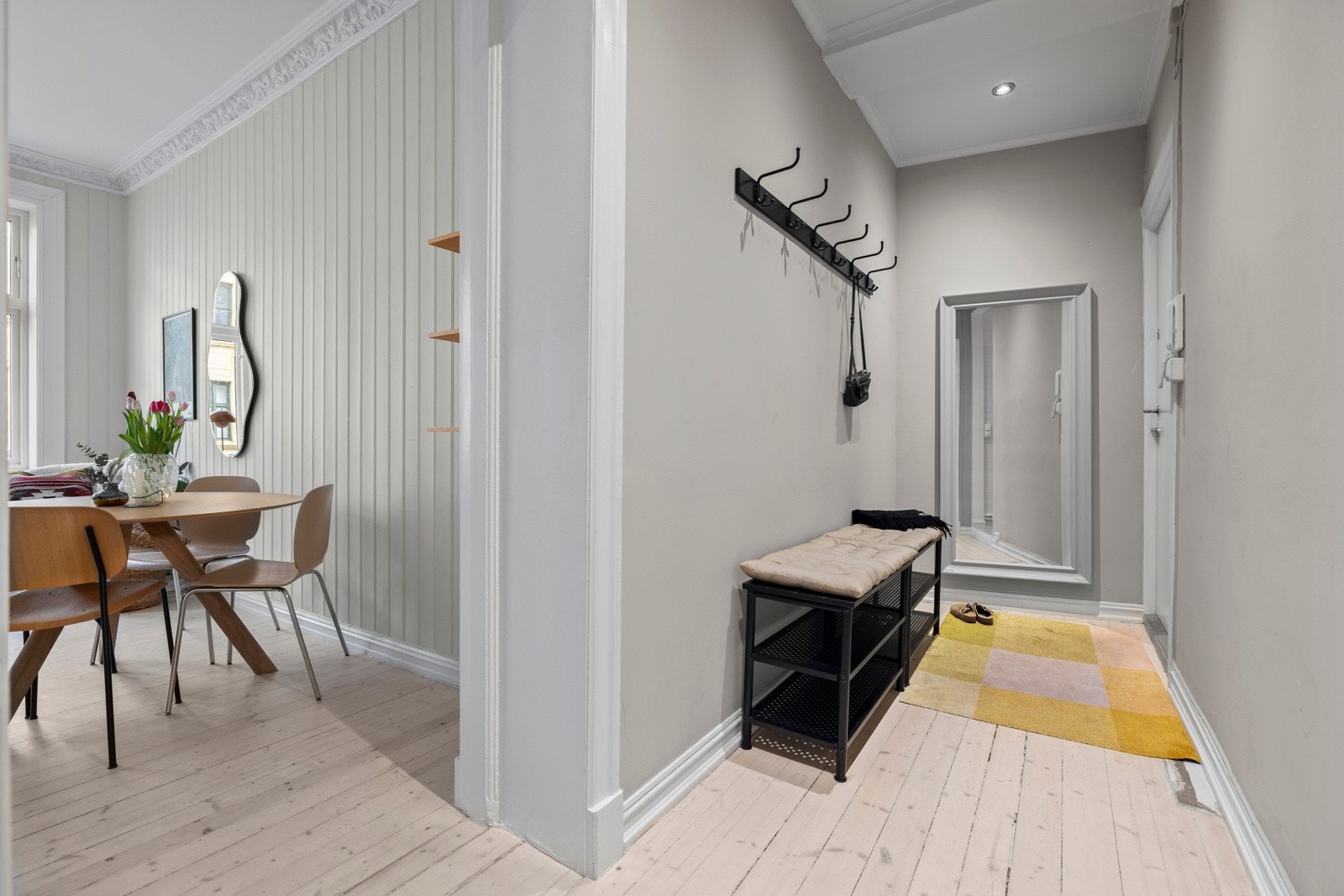 Et innbydende inngangsparti ønsker deg velkommen hjem. Galleribilde