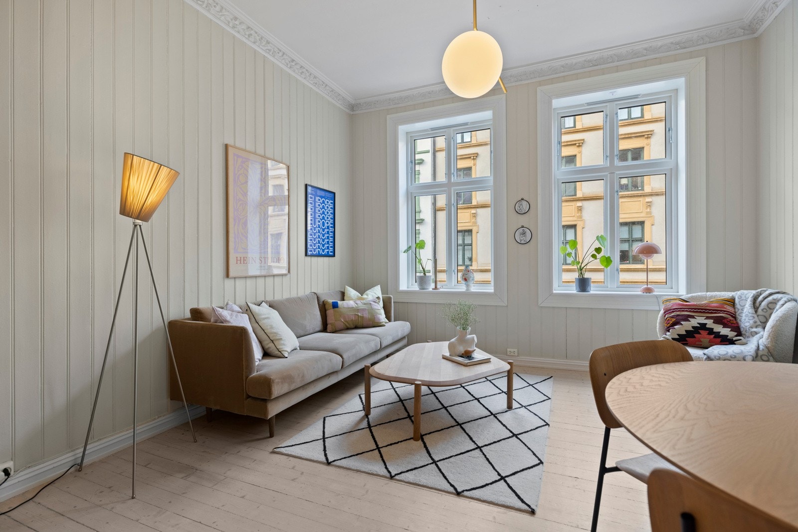 Stuen oppleves som et luftig rom med sine store vindusflater og takhøyde på nesten 3 meter. Galleribilde