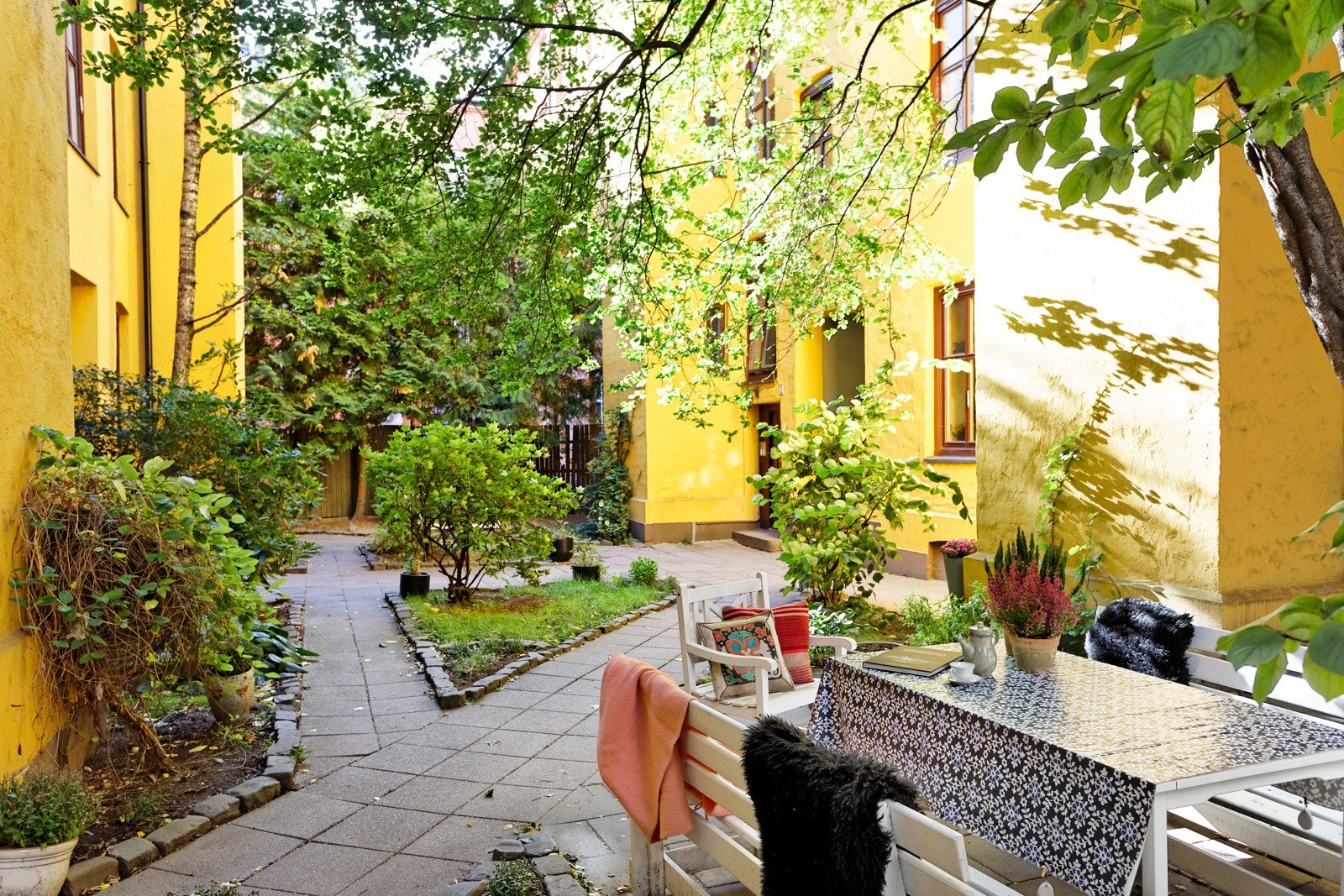 Borettslaget har en pent opparbeidet bakgård med plen og beplantning. Galleribilde