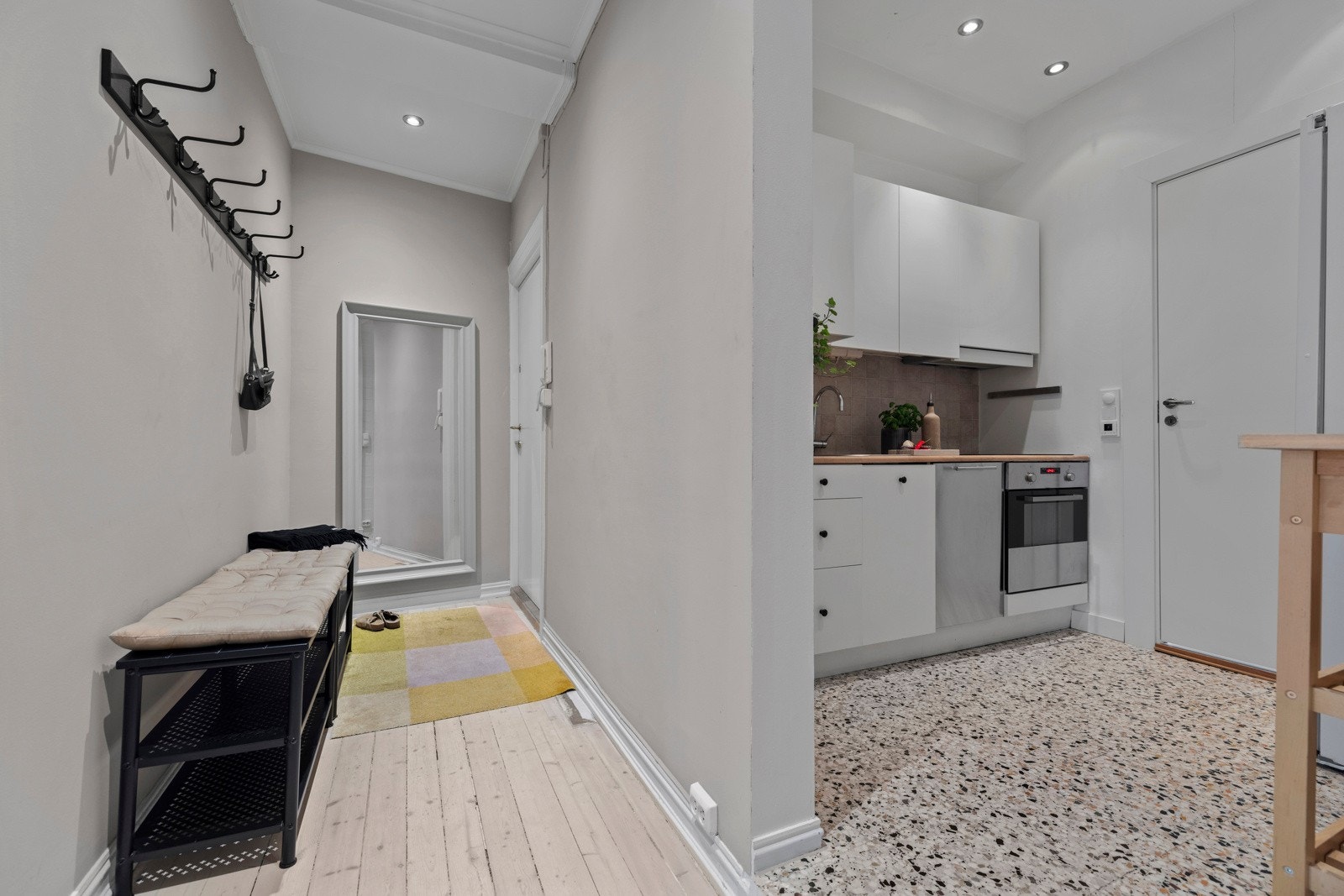 Hyggelig entré med stor knaggrekke for å henge fra seg jakker og sko. Galleribilde