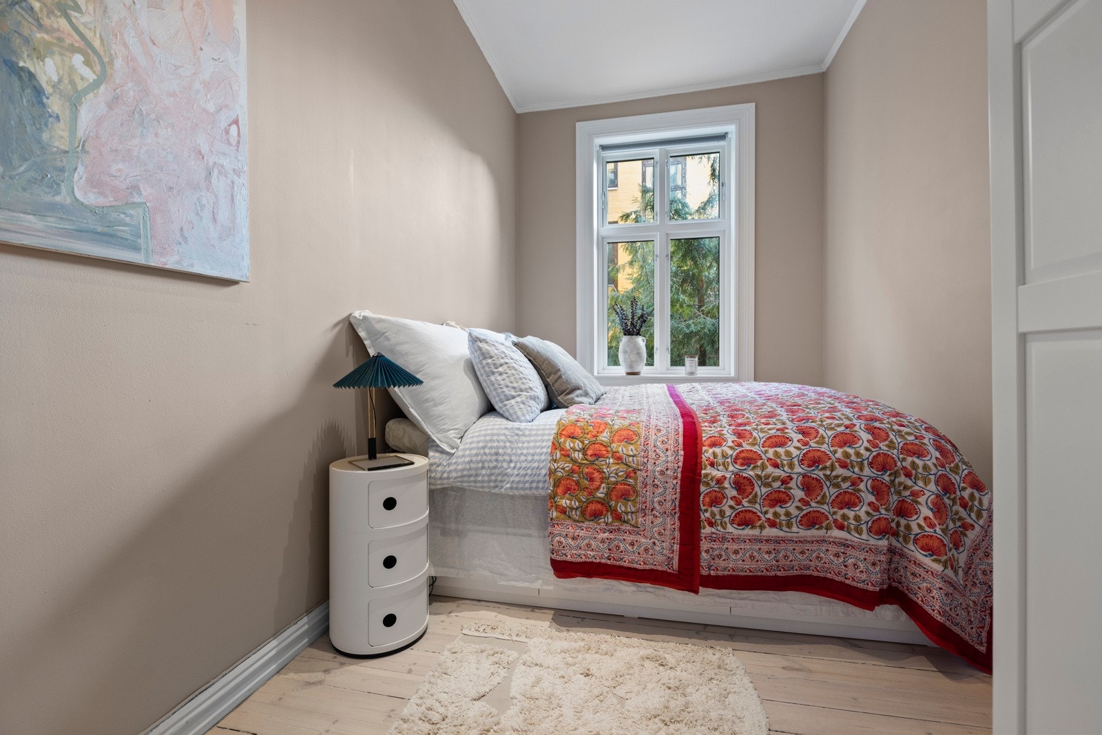 Leiligheten har et stort og behagelig soverom som er vendt mot bakgård. Galleribilde