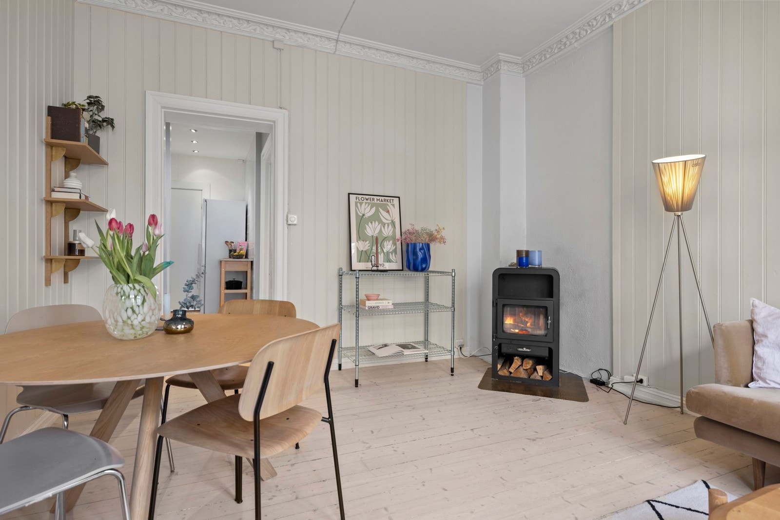 Her er det både stukkatur, rosett og stemningsfull peisovn. Galleribilde