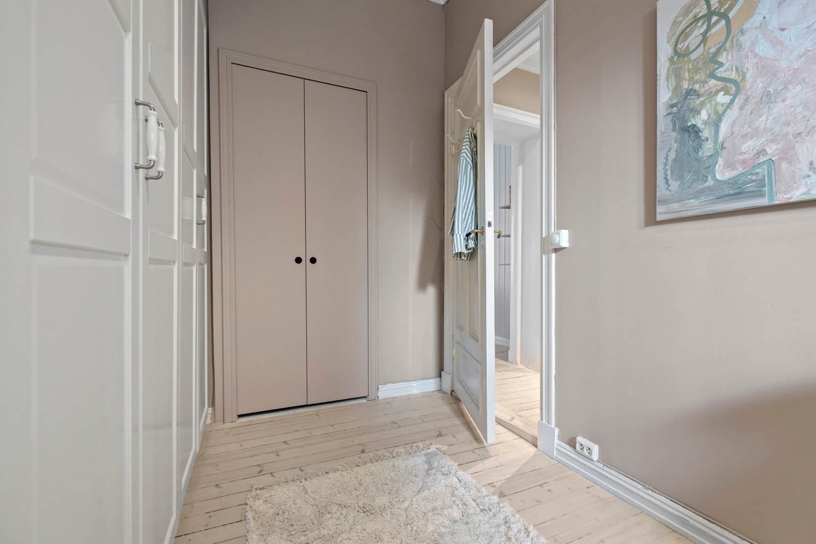 Svært god oppbevaringsplass i de store garderobeskapene. Galleribilde