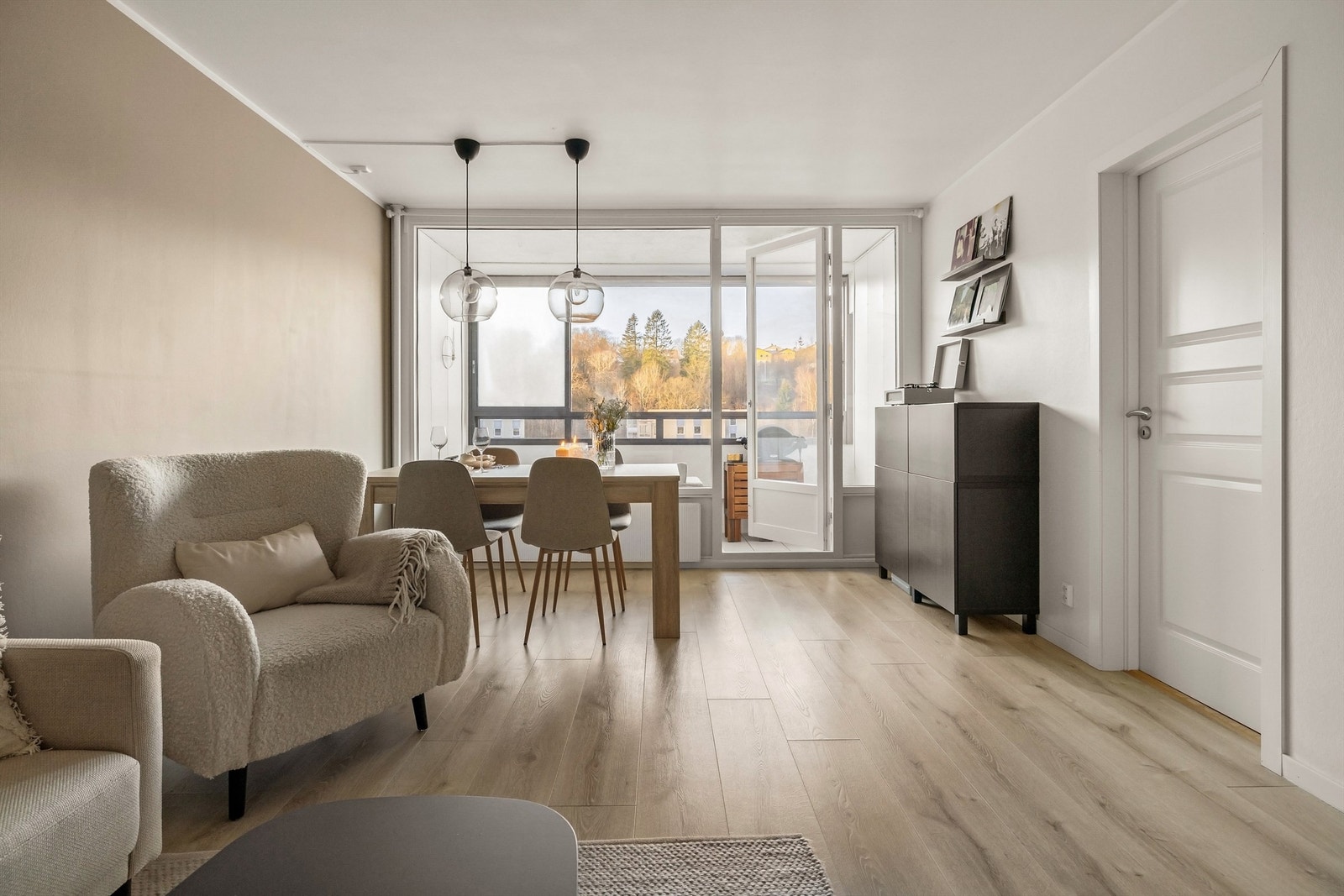 Her er det god plass til både spisestue og Tv-stue Galleribilde