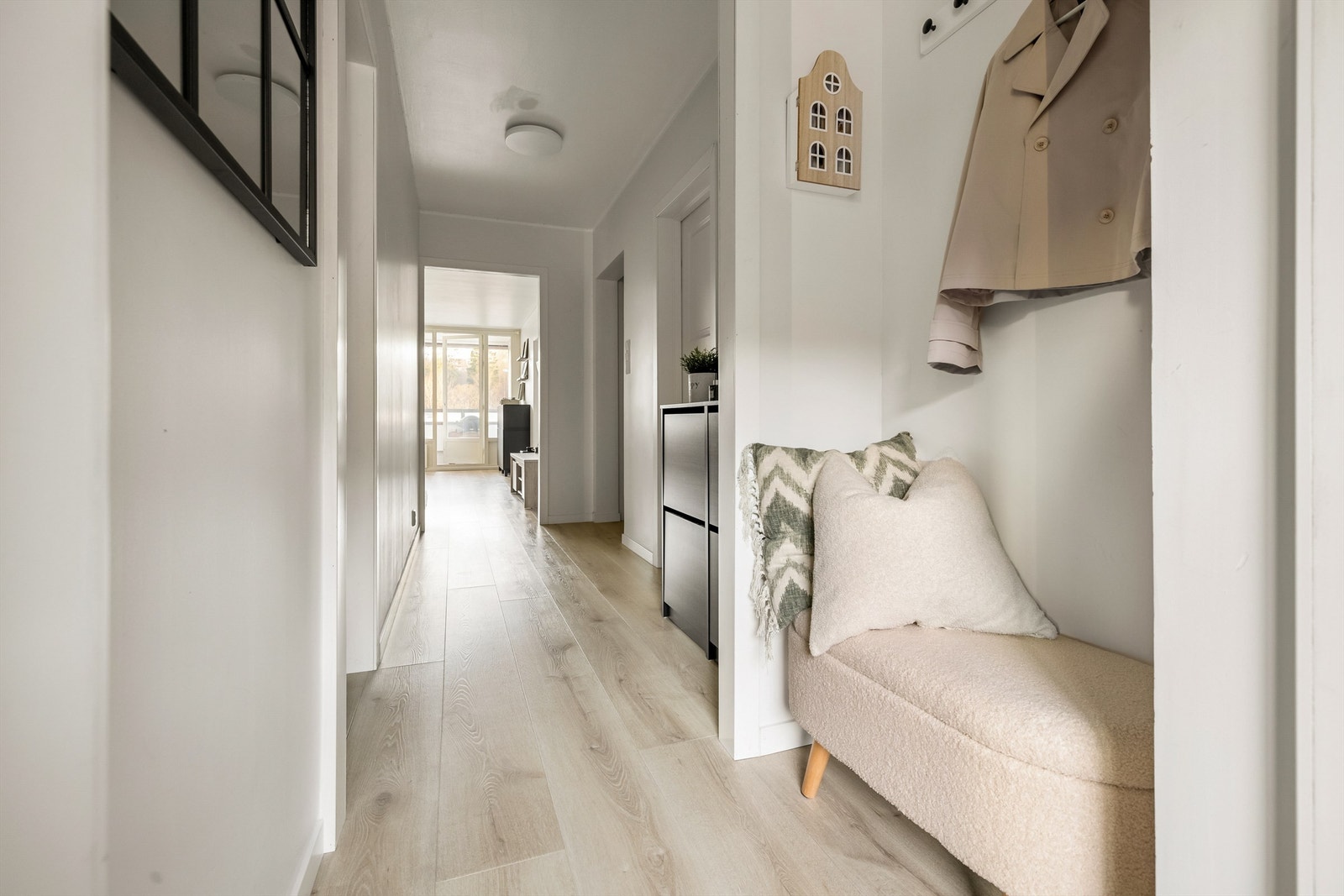 Du vil bli tatt imot av en lys og luftig èntre som har rikelig med plass å by på. Galleribilde