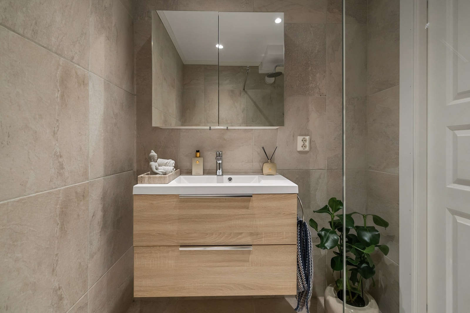 Tidsriktige farger og fliser, her kan du flytte rett inn uten å tenke på oppussing. Galleribilde