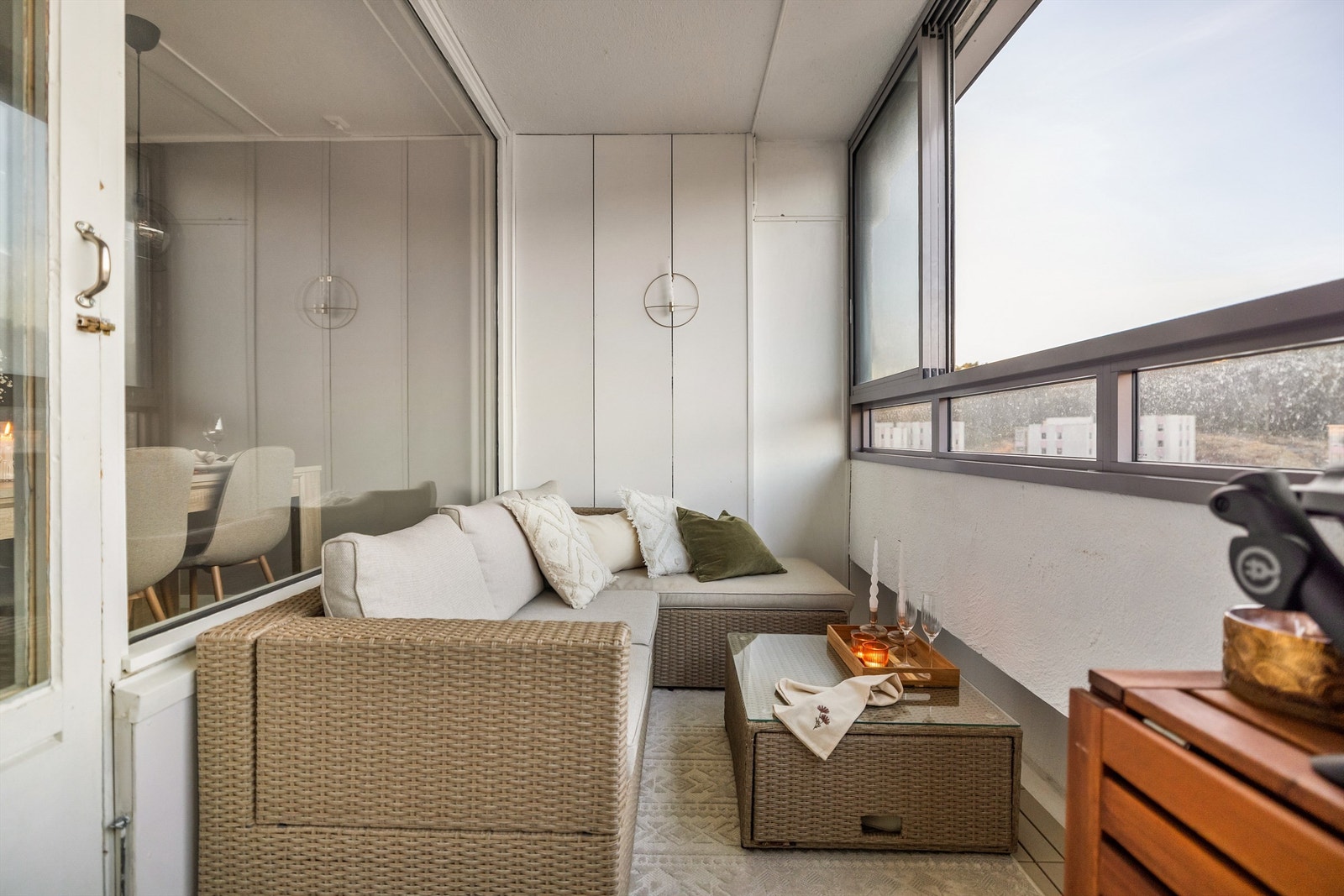 Innlgasset balkong på 8.kvm som kan brukes året rundt. Galleribilde