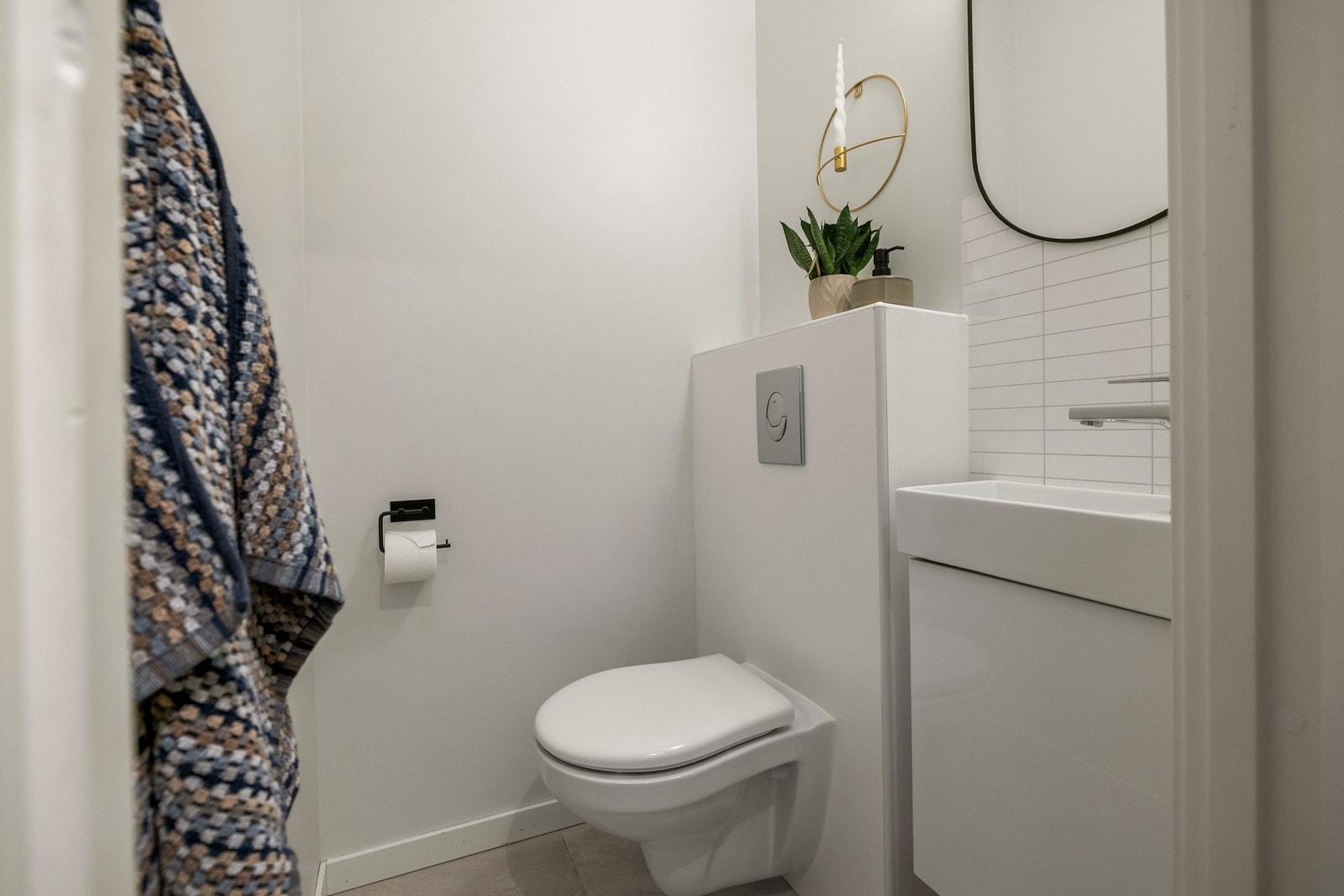 Toalettrommet er adskilt fra badet, enda en smart løsning som gjør hverdagen lettere. Galleribilde