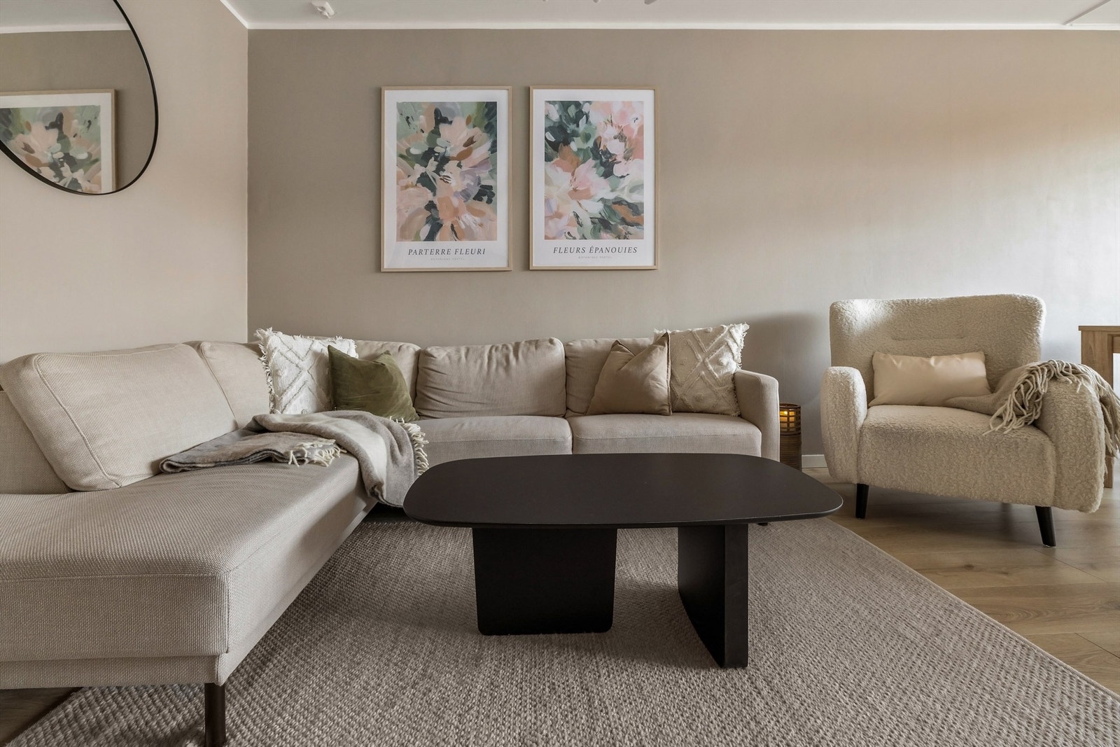 Stuen har rikelig med sol og lysinslipp. Galleribilde