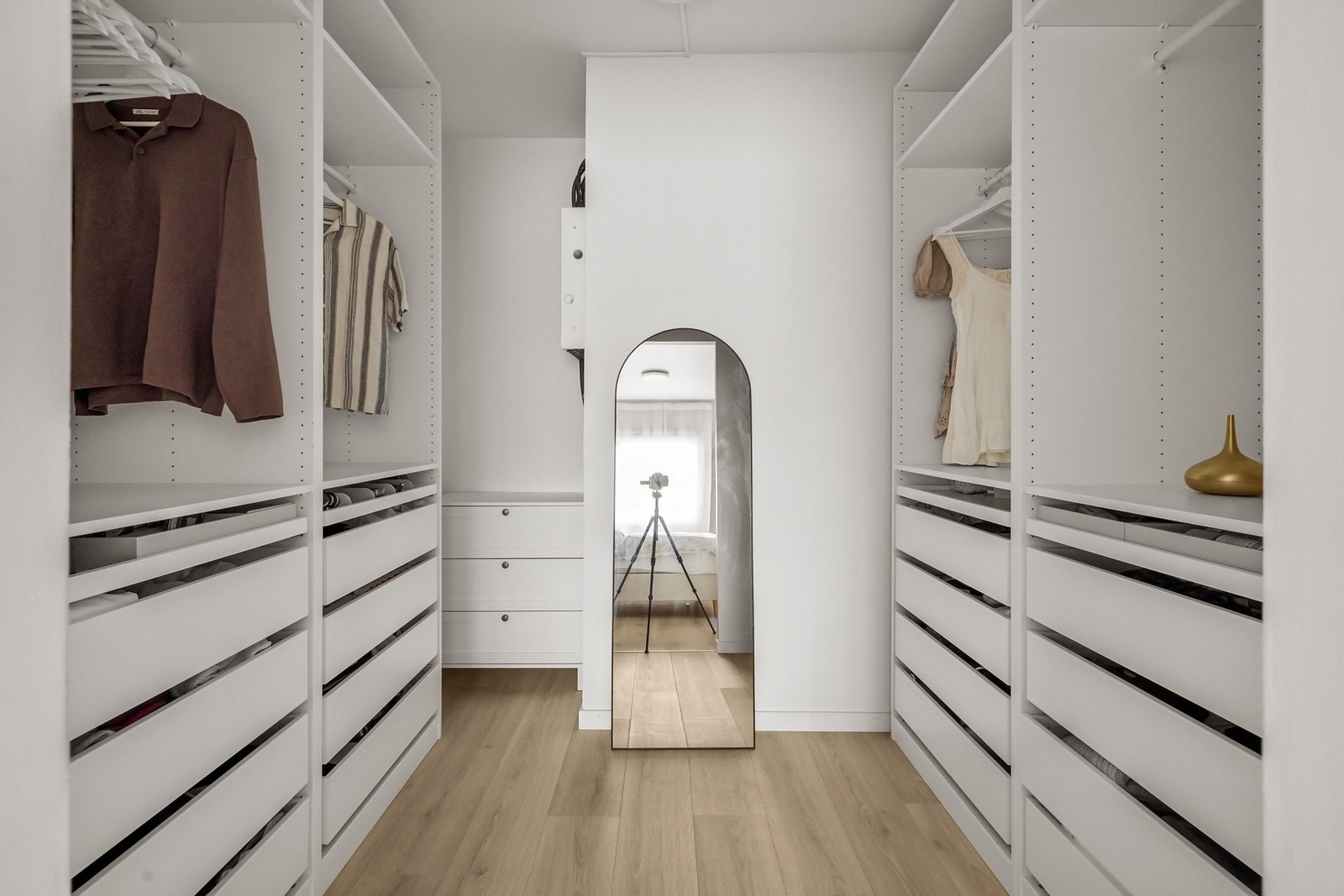 Leiligheten skiller seg spesielt ut da det nylig ble bygd walk-in-closet. Galleribilde