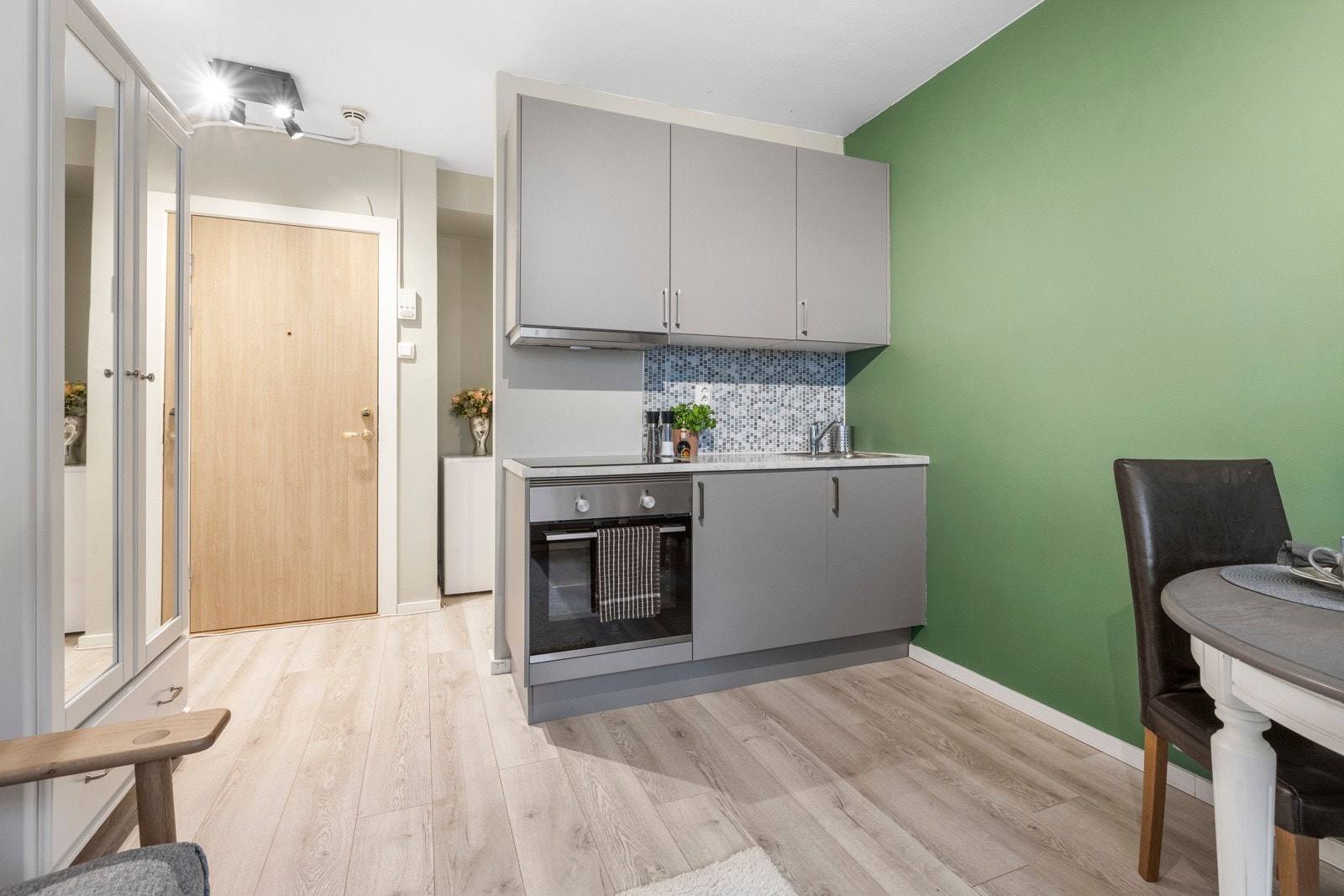 - Pent kjøkken fra 2021 med glatte fronter og benkeplate i laminat - Galleribilde