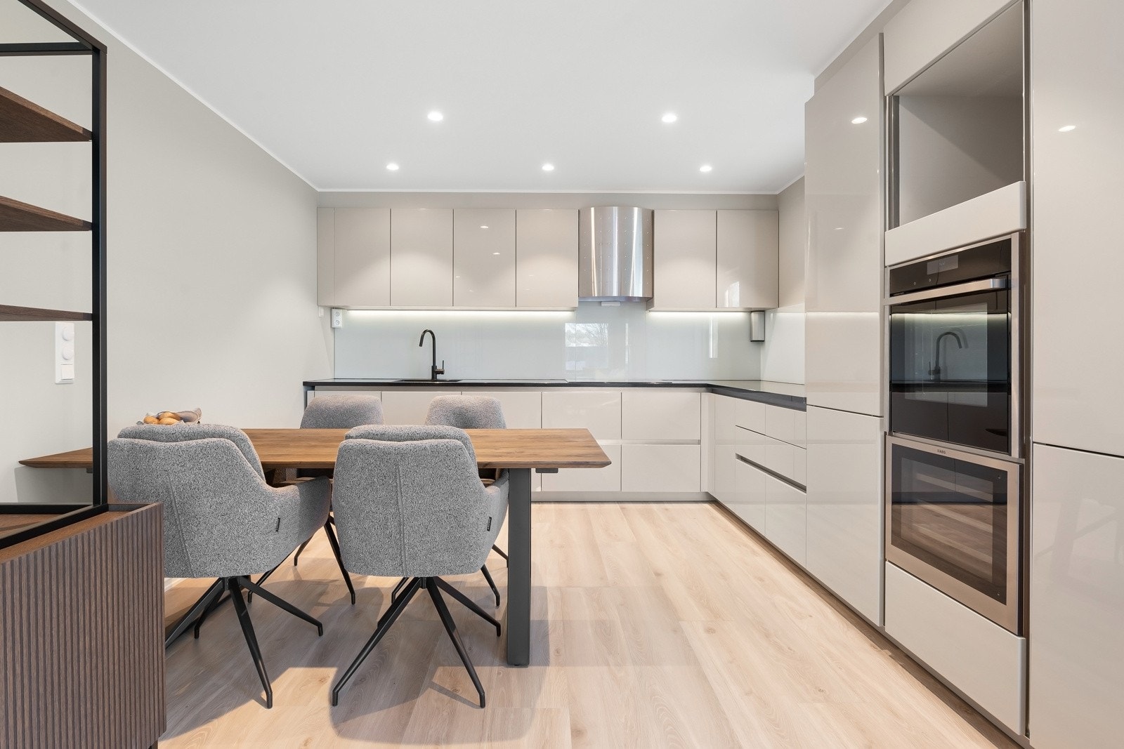 Kjøkkenet har godt med skap- og benkeskap . Galleribilde