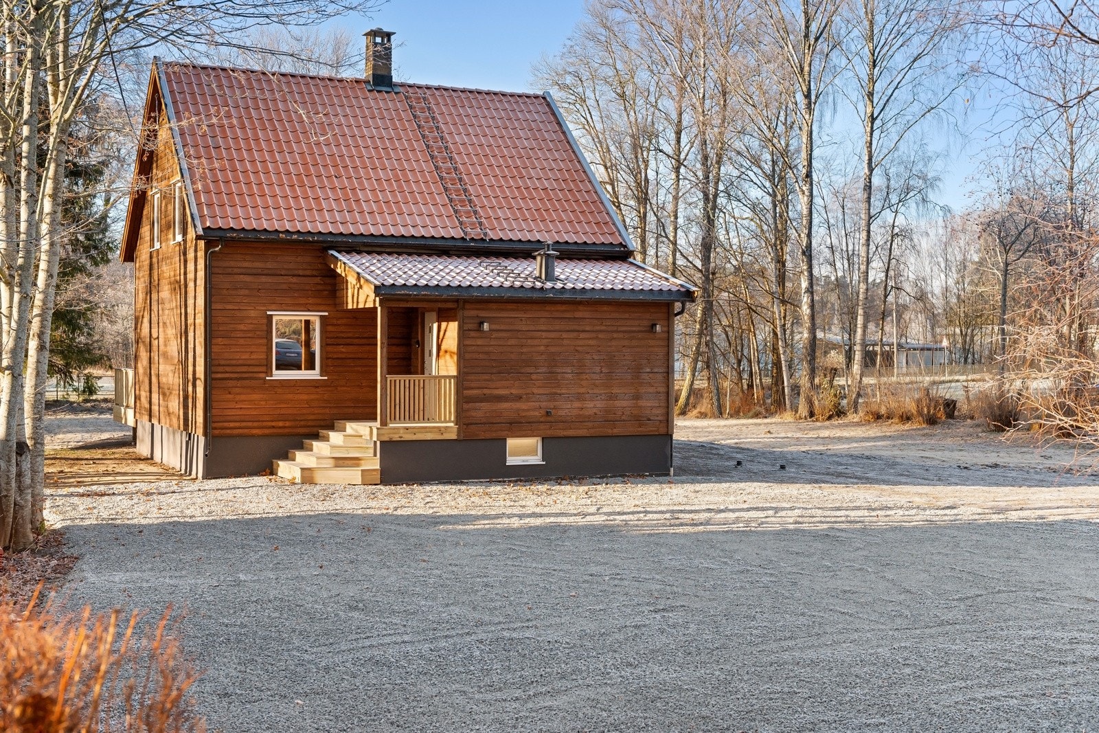 Gårdsplassen er nylig grust på nytt og har gode parkeringsmuligheter. Galleribilde