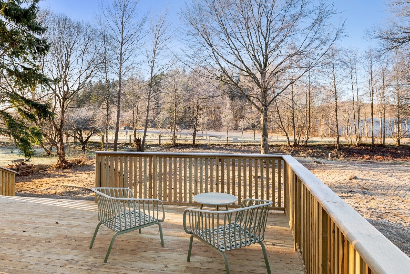 Lite innsyn til tomten, så her kan familien leke fritt. Galleribilde