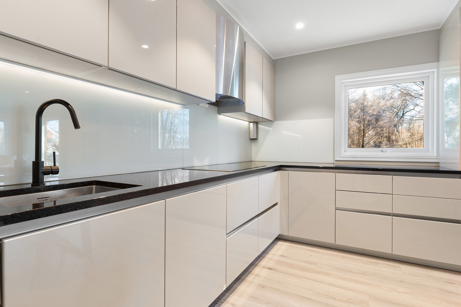 Kjøkkenet har godt med skap- og benkeskap . Galleribilde