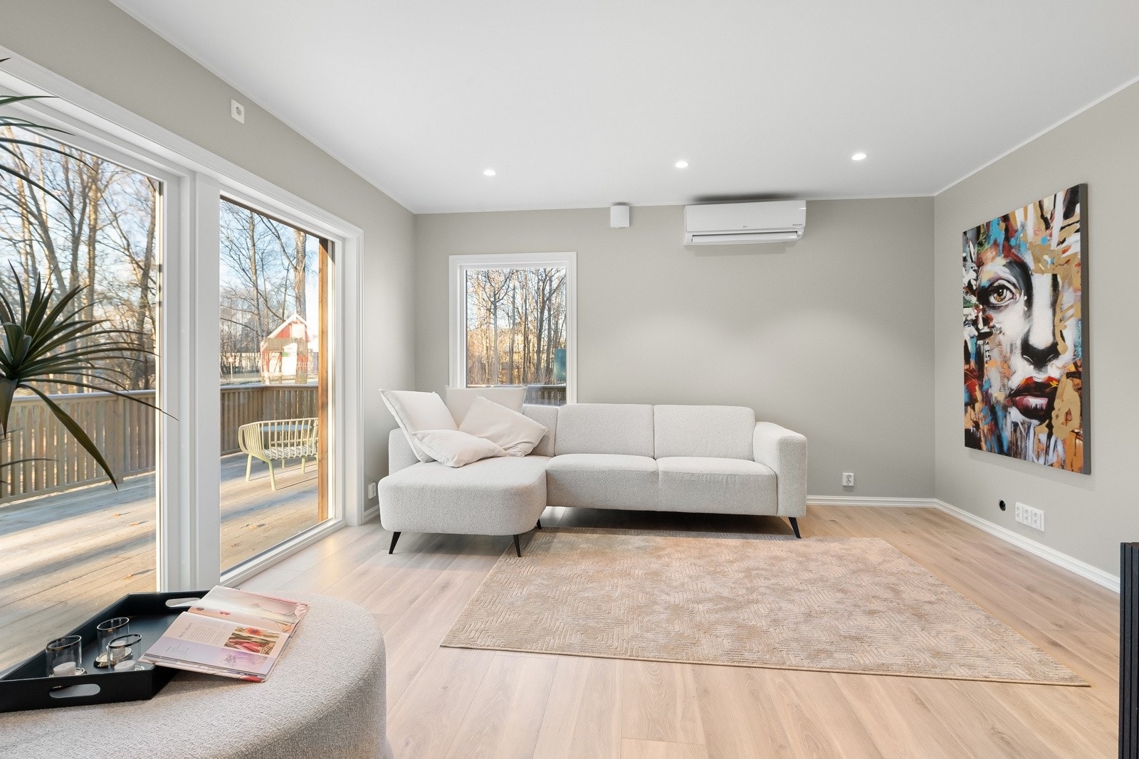 Stuen har godt med naturlig lys fra de store vinduene. Galleribilde