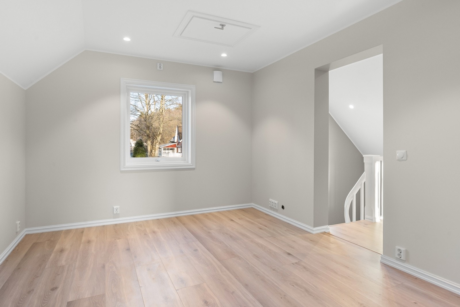 Loftstue hvor barna kan leke fritt eller de voksne kan trekke seg tilbake. Galleribilde