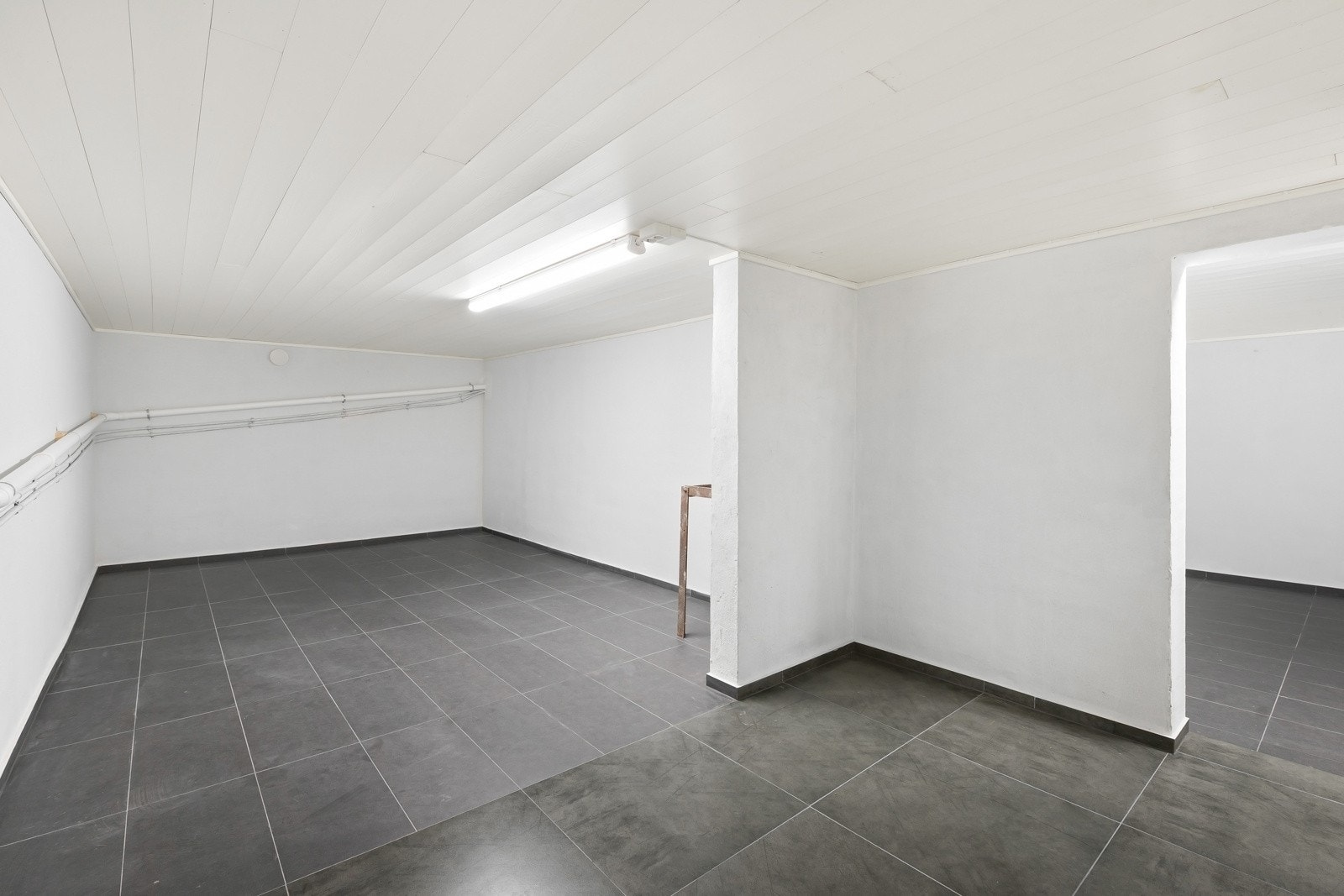 Kjelleren er flislagt. Galleribilde