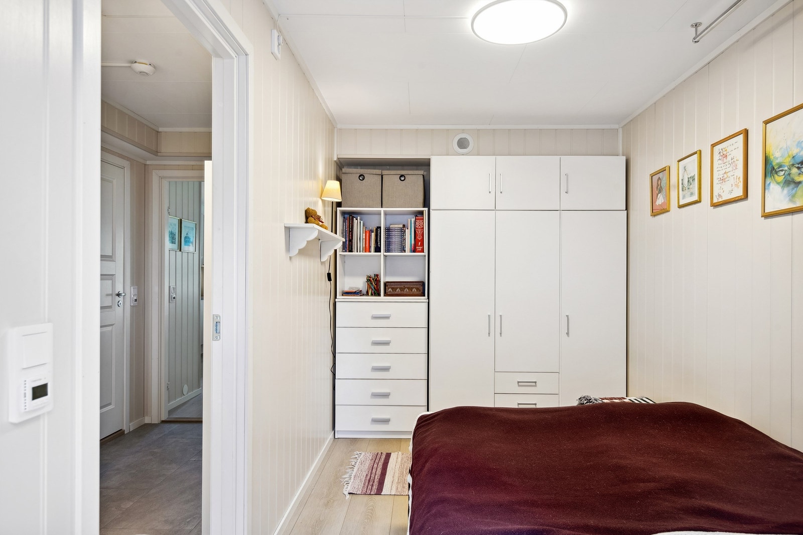 Soverom med god garderobeløsning. Galleribilde