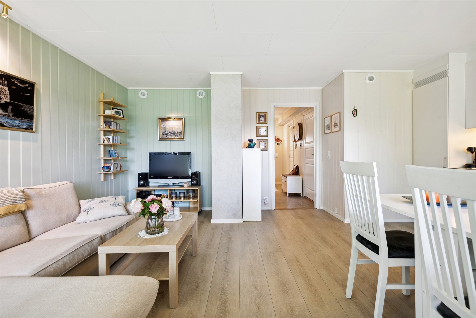 Det er lagt varmekabler i hele leiligheten med unntak av bod. Galleribilde