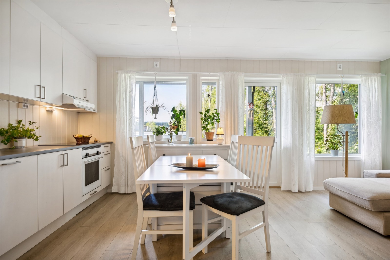 Her er det store vindusflater som gir godt med naturlig lys inn. Galleribilde