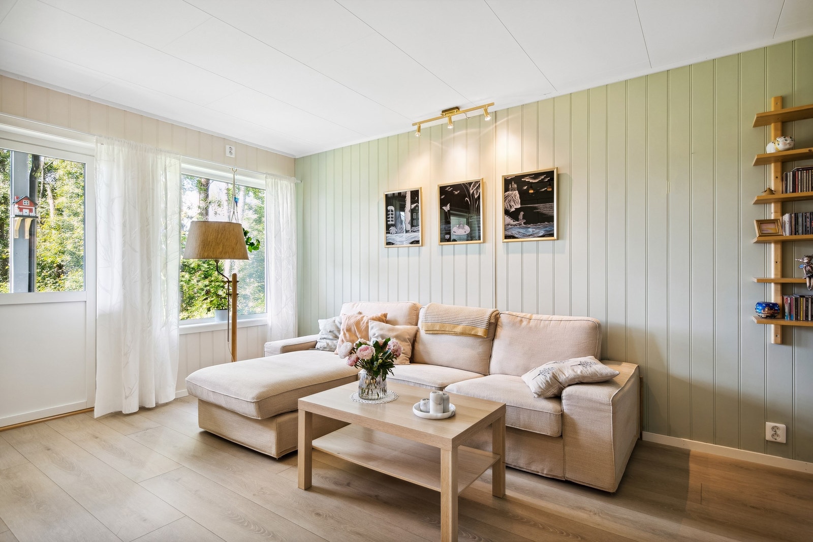 Lys og trivelig sofakrok. Galleribilde