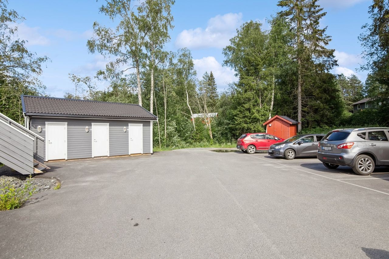Seksjonseier disponeres utvendig bod, samt biloppstillingsplass. Galleribilde