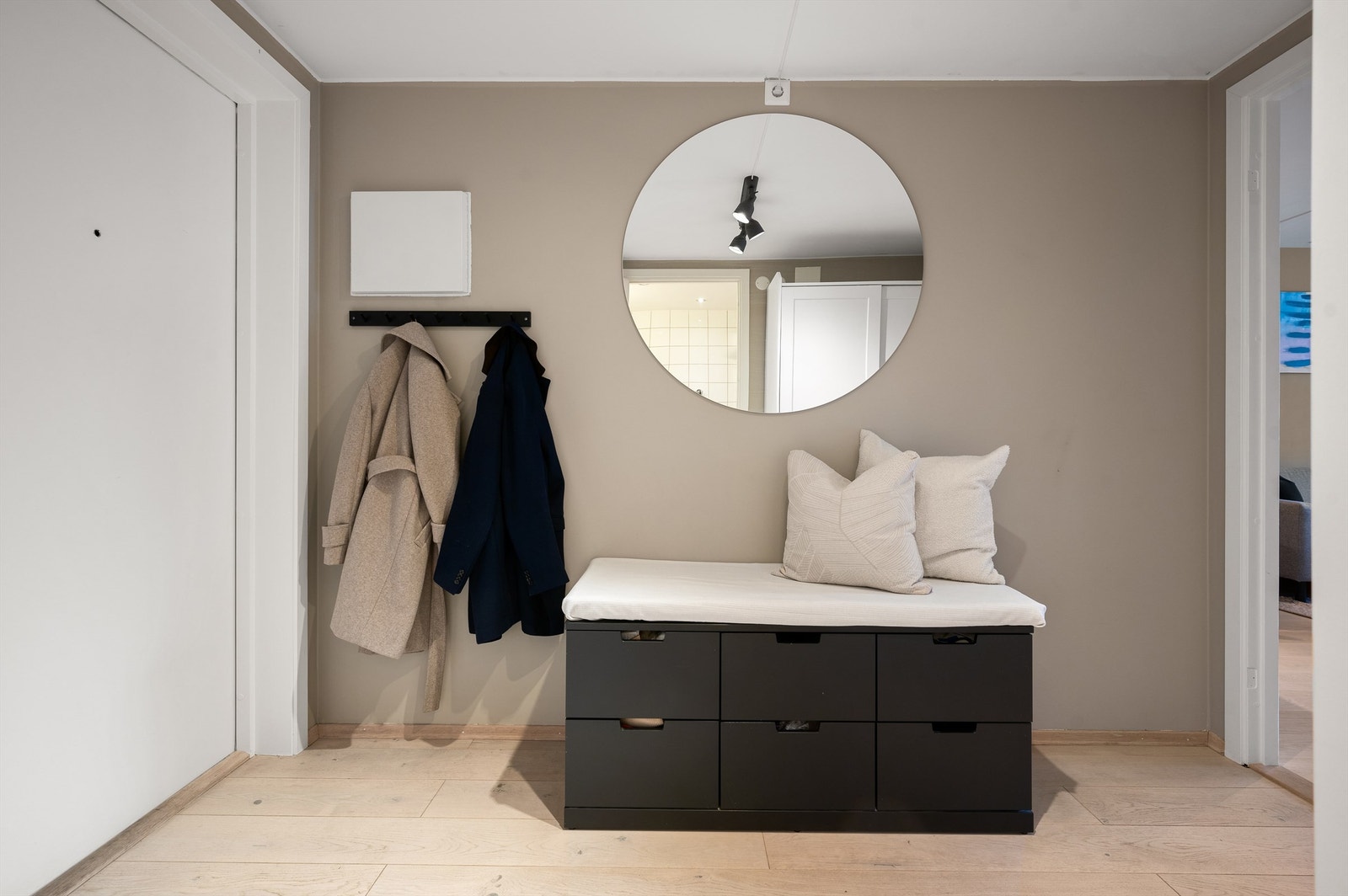 Det første som møter deg er en lun og luftig entré, som gir et godt førsteinntrykk av leiligheten Galleribilde