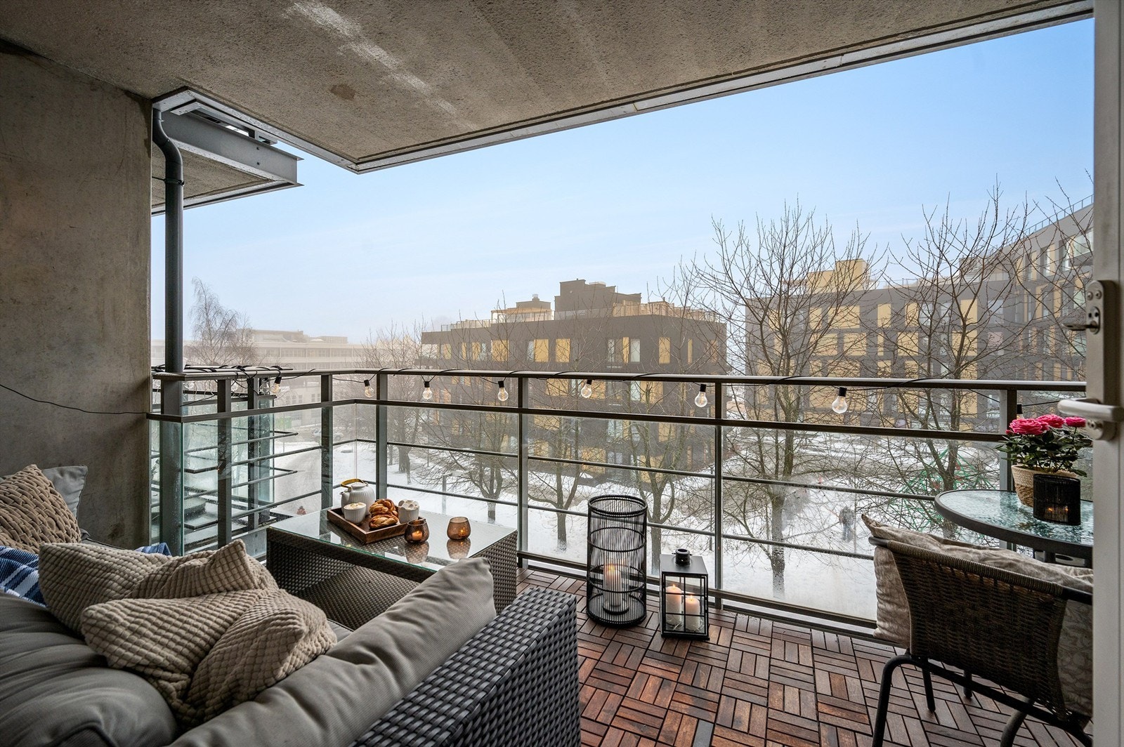 Balkongen er skjermet for innsyn og ligger fint til med gode solforhold sommerstid Galleribilde