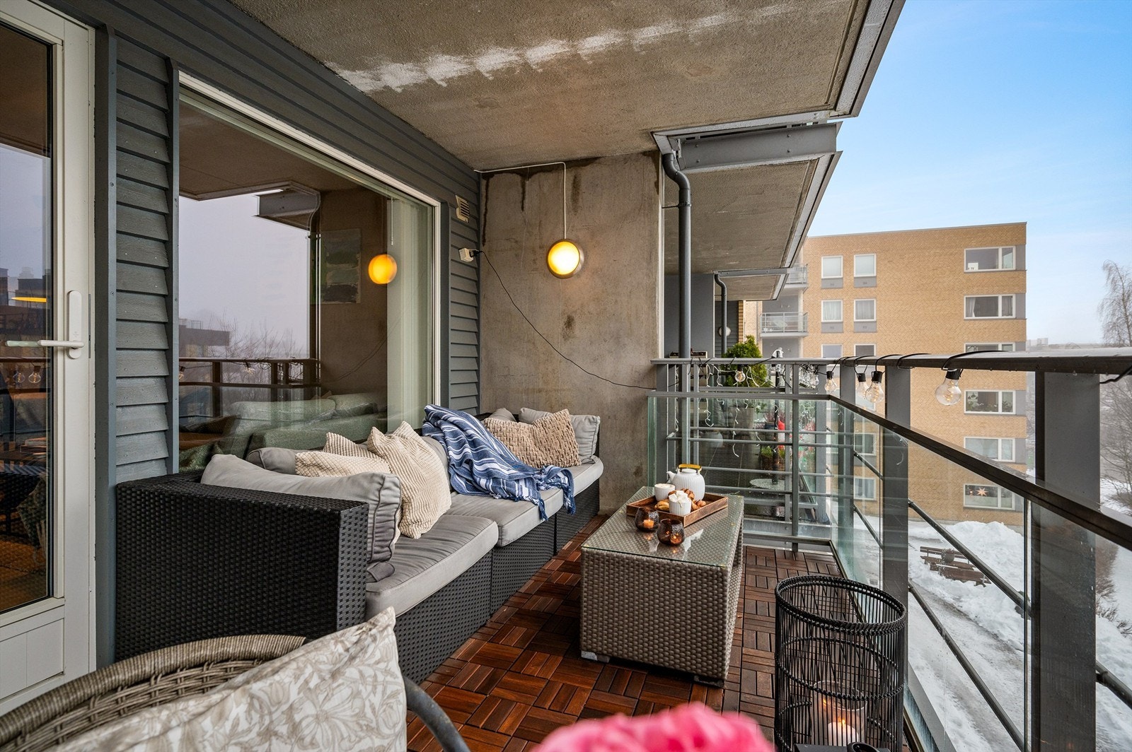 Her er det god plass til utemøblement som både sittegruppe og grill - det er tillatt med gass- og el-grill Galleribilde