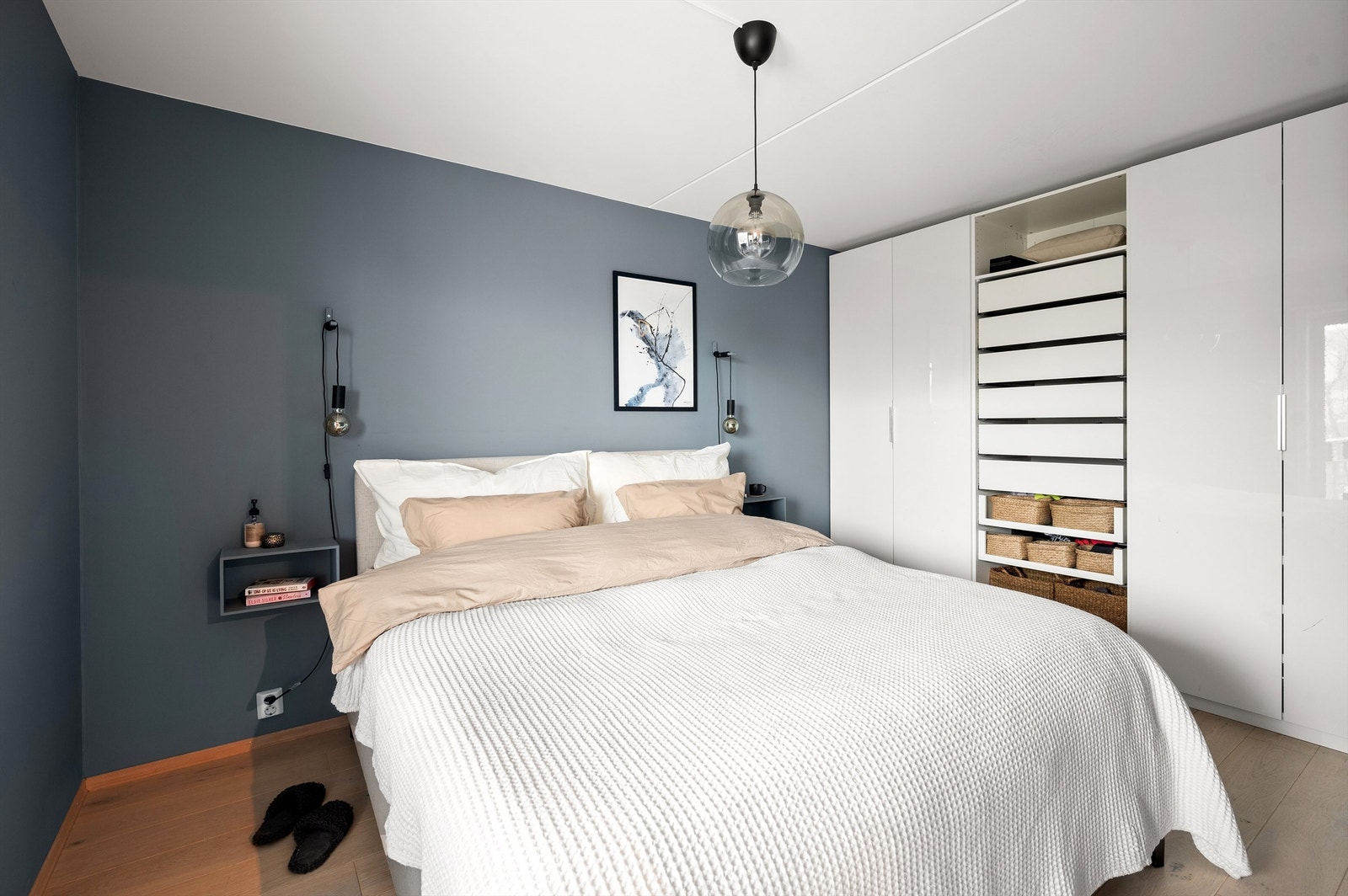 Romslig garderobe er montert og gir svært god lagringskapasitet Galleribilde