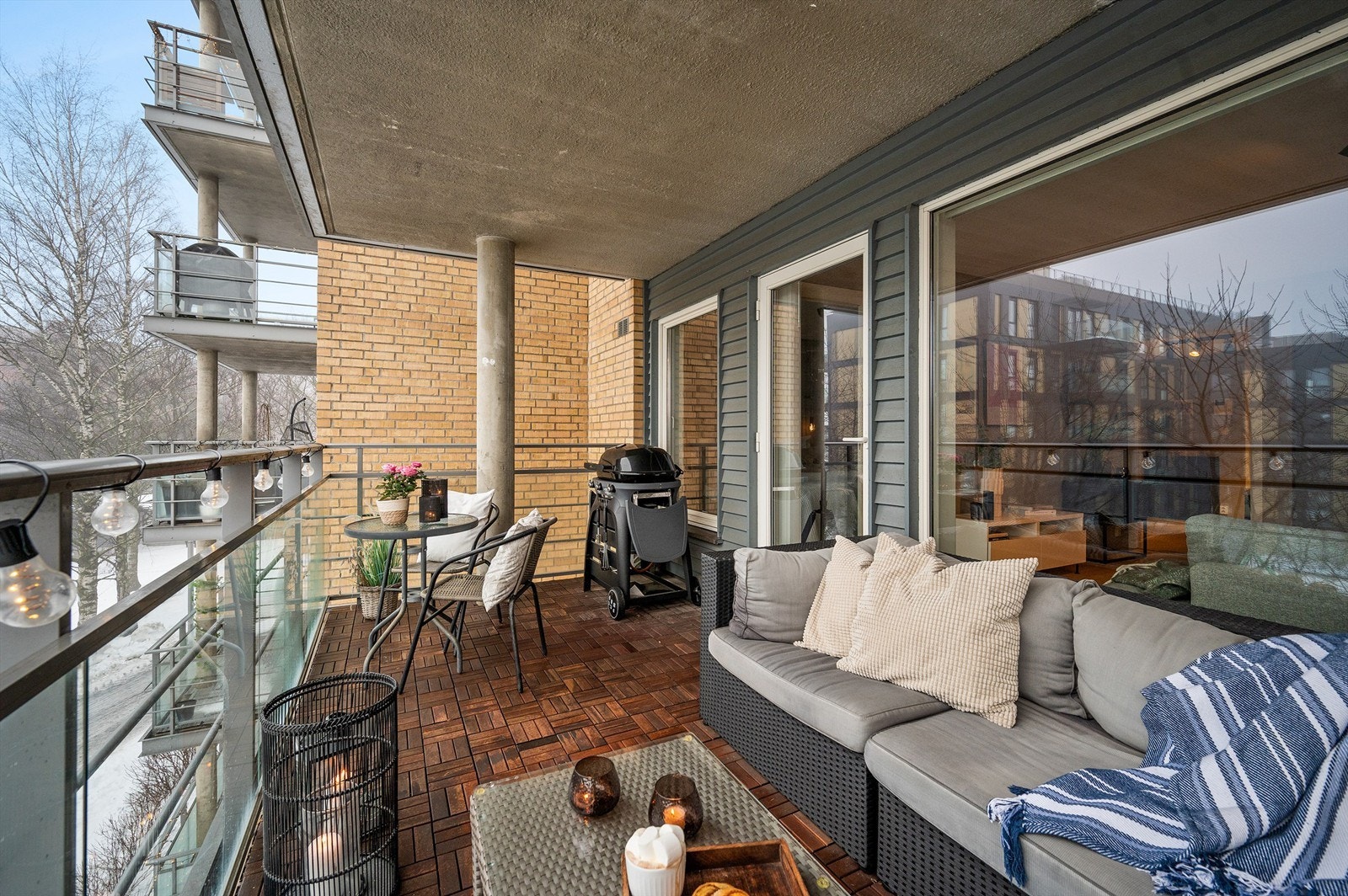 Balkongen byr på deilig sol fra ettermiddag og utover kvelden - i følge selger er solen på balkongen fra ca. kl. 13.00 til 21.00 midtsommers Galleribilde