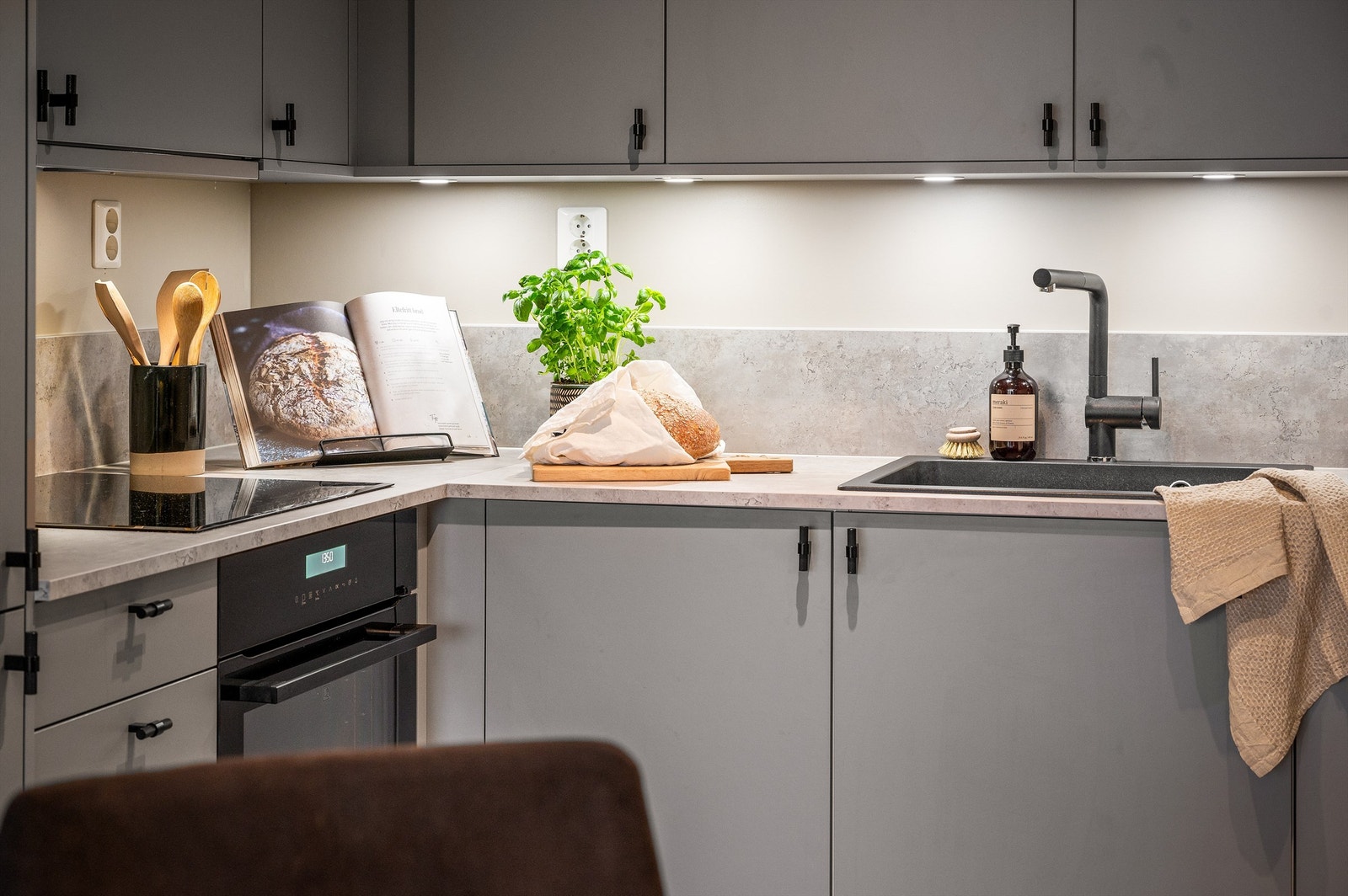 Mellom over- og underskapene er det montert ekstra belysning samt stikkontakter Galleribilde