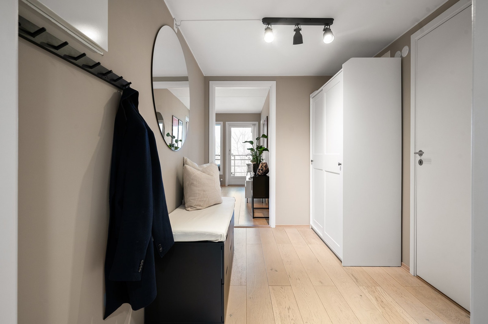 Gangen er romslig med plass til både sko og jakkeavheng, samt oppbevaringsmøbel etter eget ønske Galleribilde