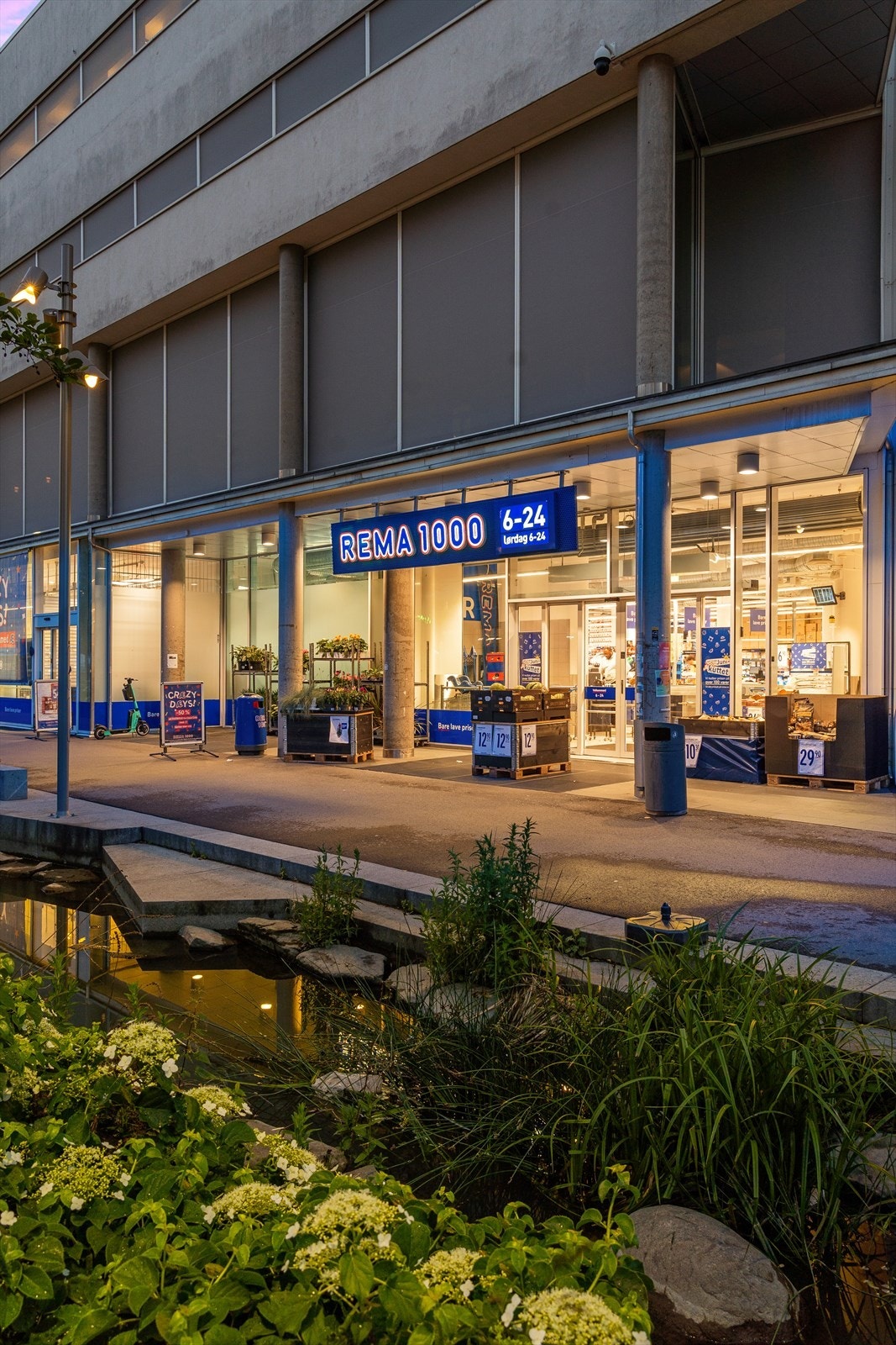 Rema 1000 i Gladengveien har gjesteparkering og er åpen fra 06-23 Galleribilde