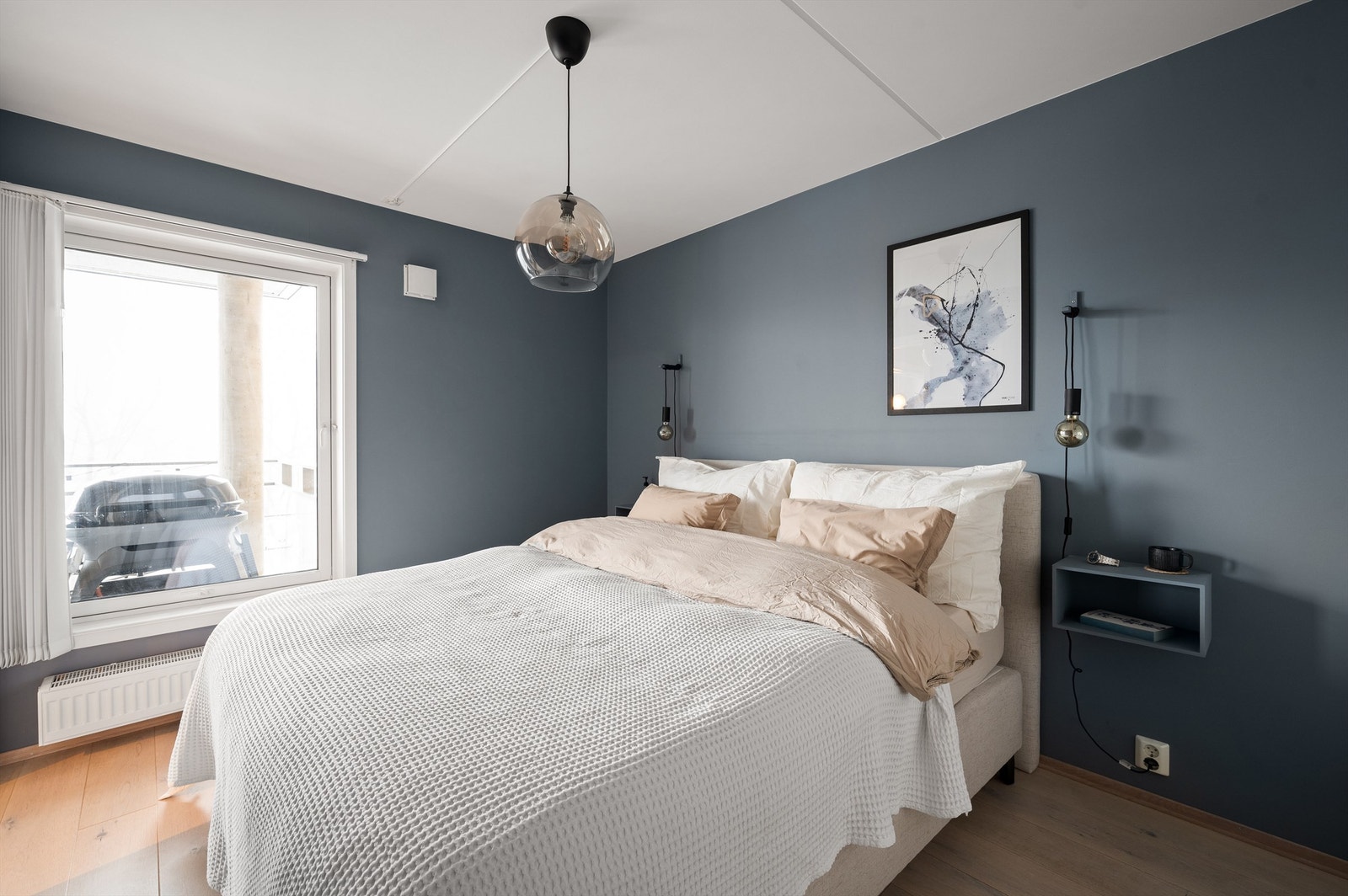 Store vindusflater som gjør rommet lyst og luftig - lameller er montert Galleribilde