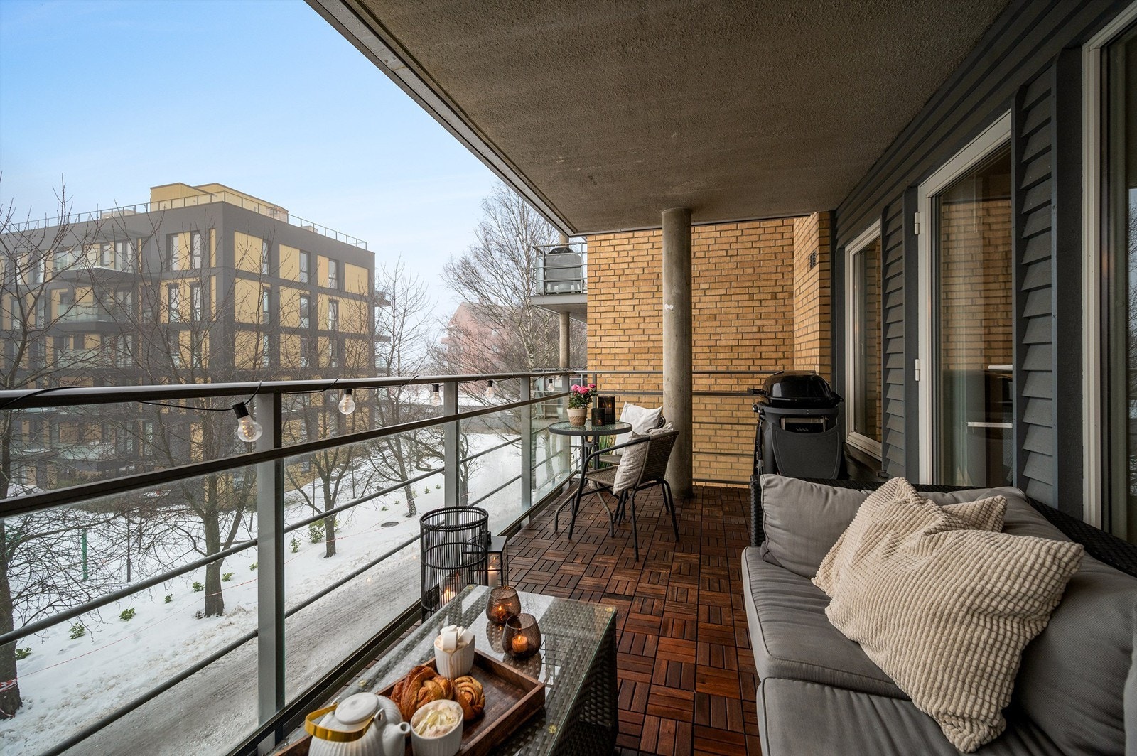 Balkong med hyggelig utsikt, lite innsyn og overbygg, som gjør at du kan nyte uteplassen i nesten all slags vær Galleribilde