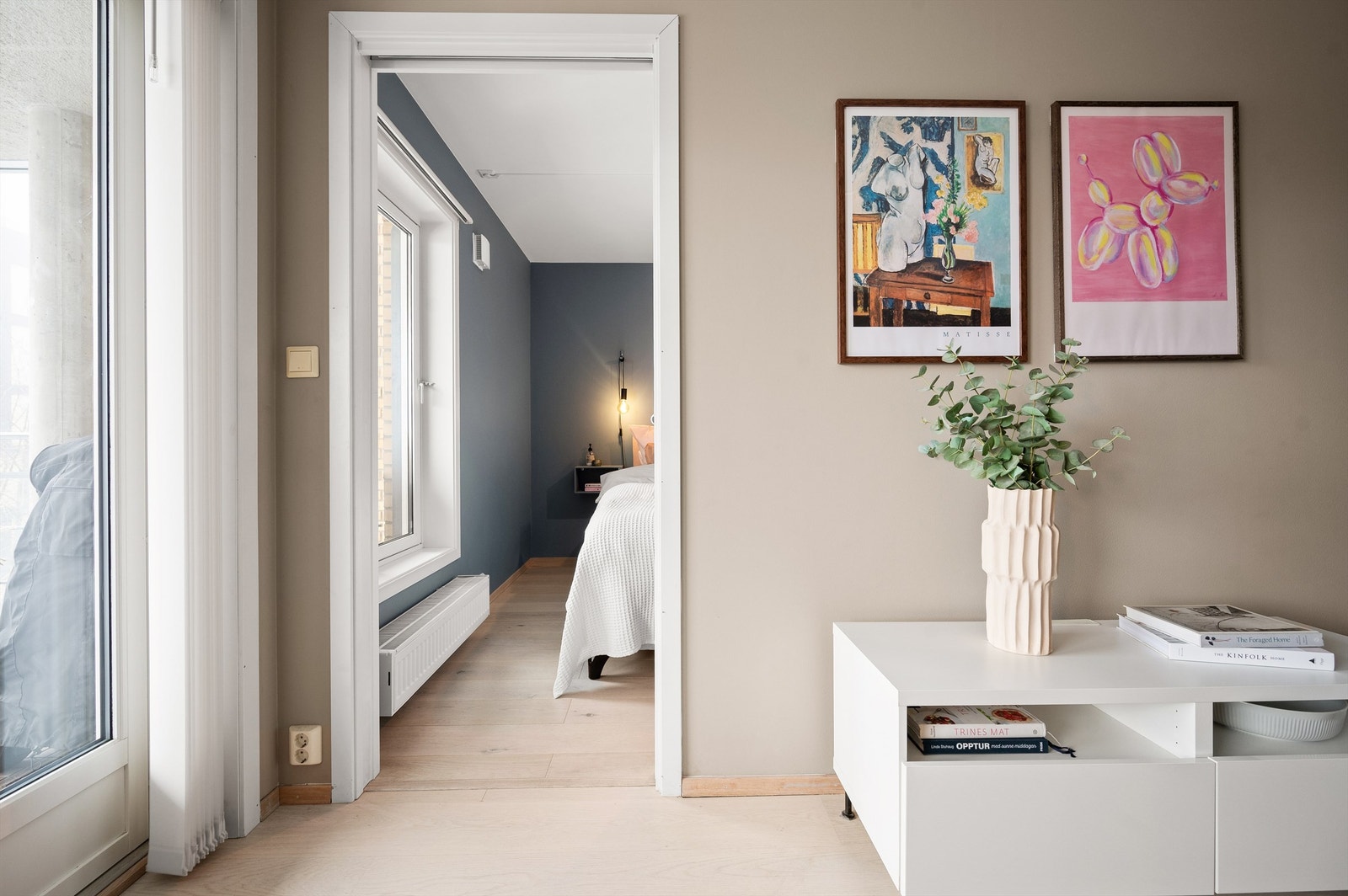 Leiligheten er oppvarmet med radiatorer via sentral fjernvarme Galleribilde