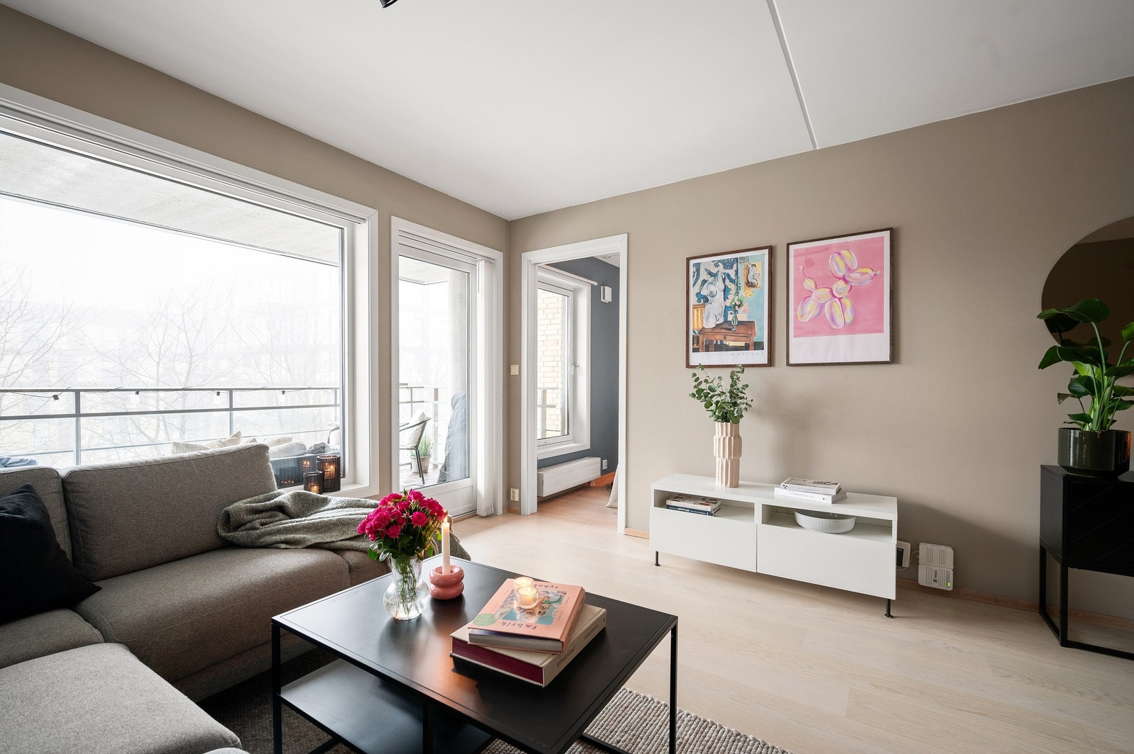 Veggflatene er malt i en moderne og delikat farge, på gulvet er det lekker enstavs eikeparkett Galleribilde