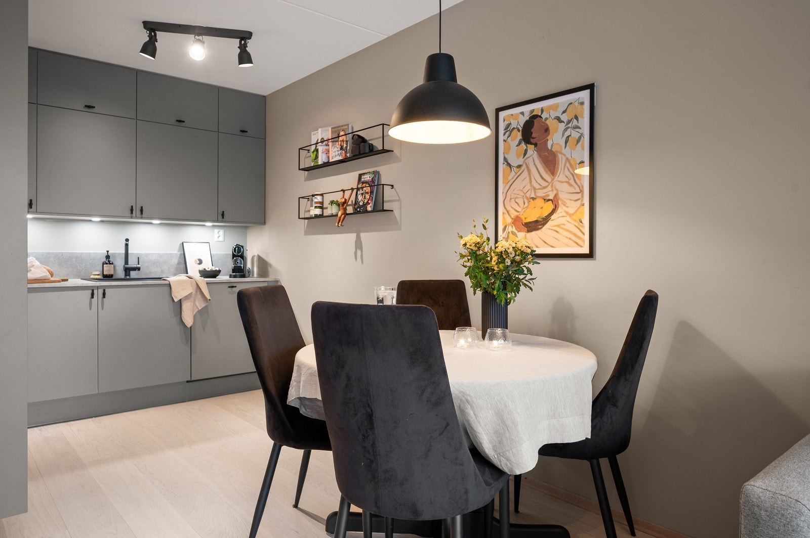 Moderne, innholdsrikt og oppgradert Norema-kjøkken fra 2023 i åpen løsning mot stuen Galleribilde