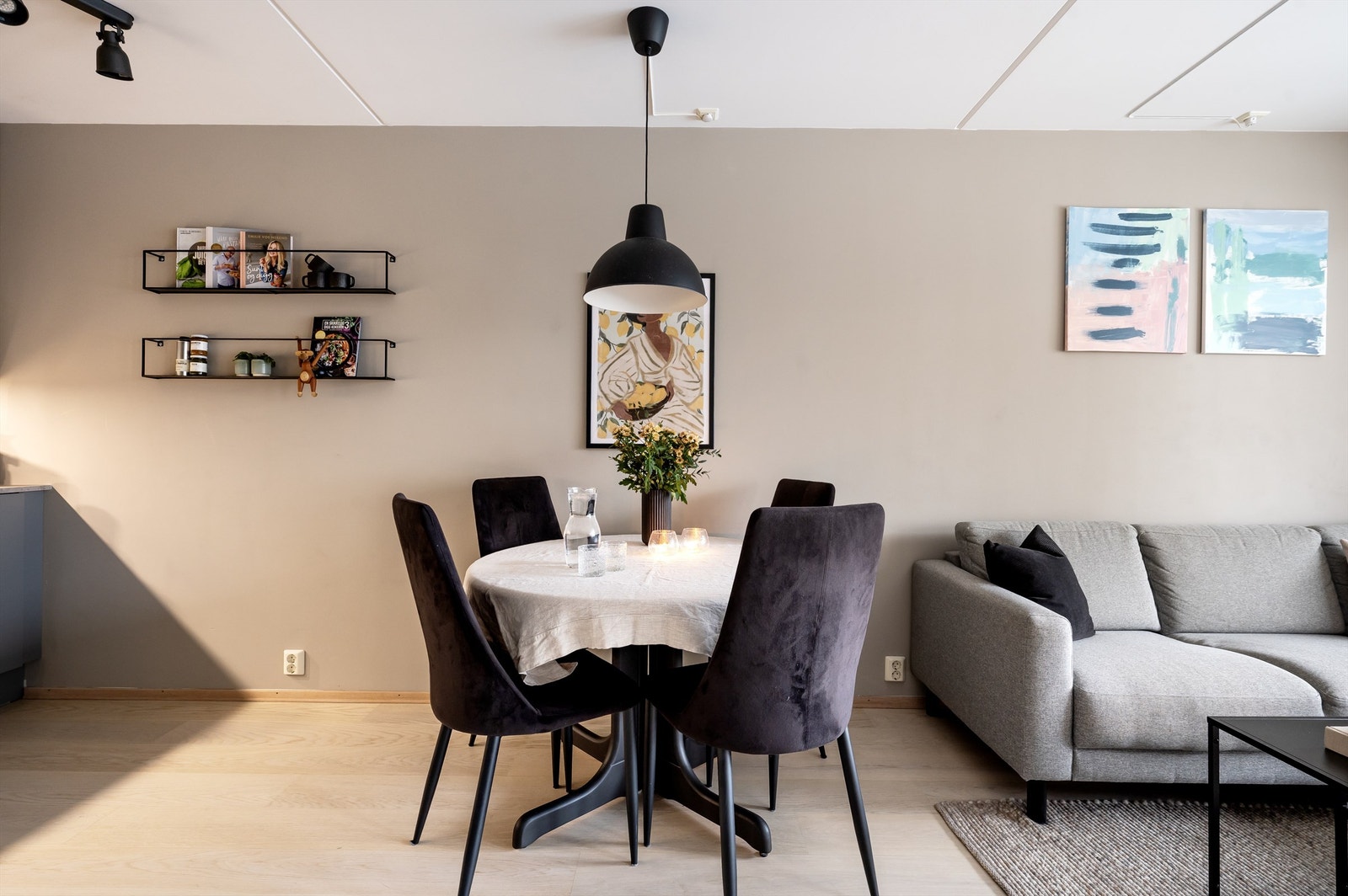 I fin tilknytning til både stue og kjøkken er det også plass til en spisestue - et hyggelig samlingssted for venner og familie Galleribilde