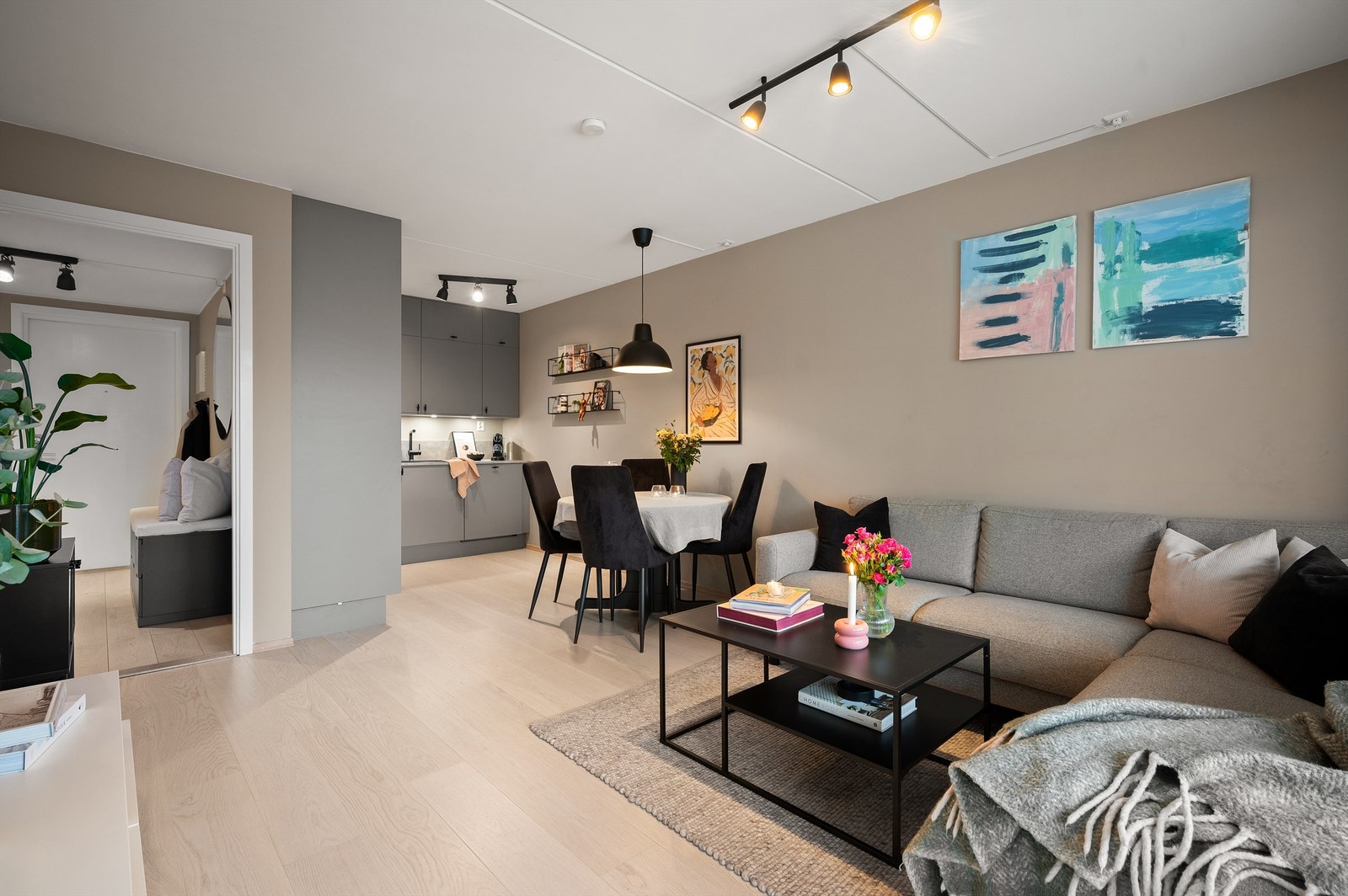 Moderne og påkostet leilighet med gjennomgående høy standard og en lun og luftig romfølelse Galleribilde