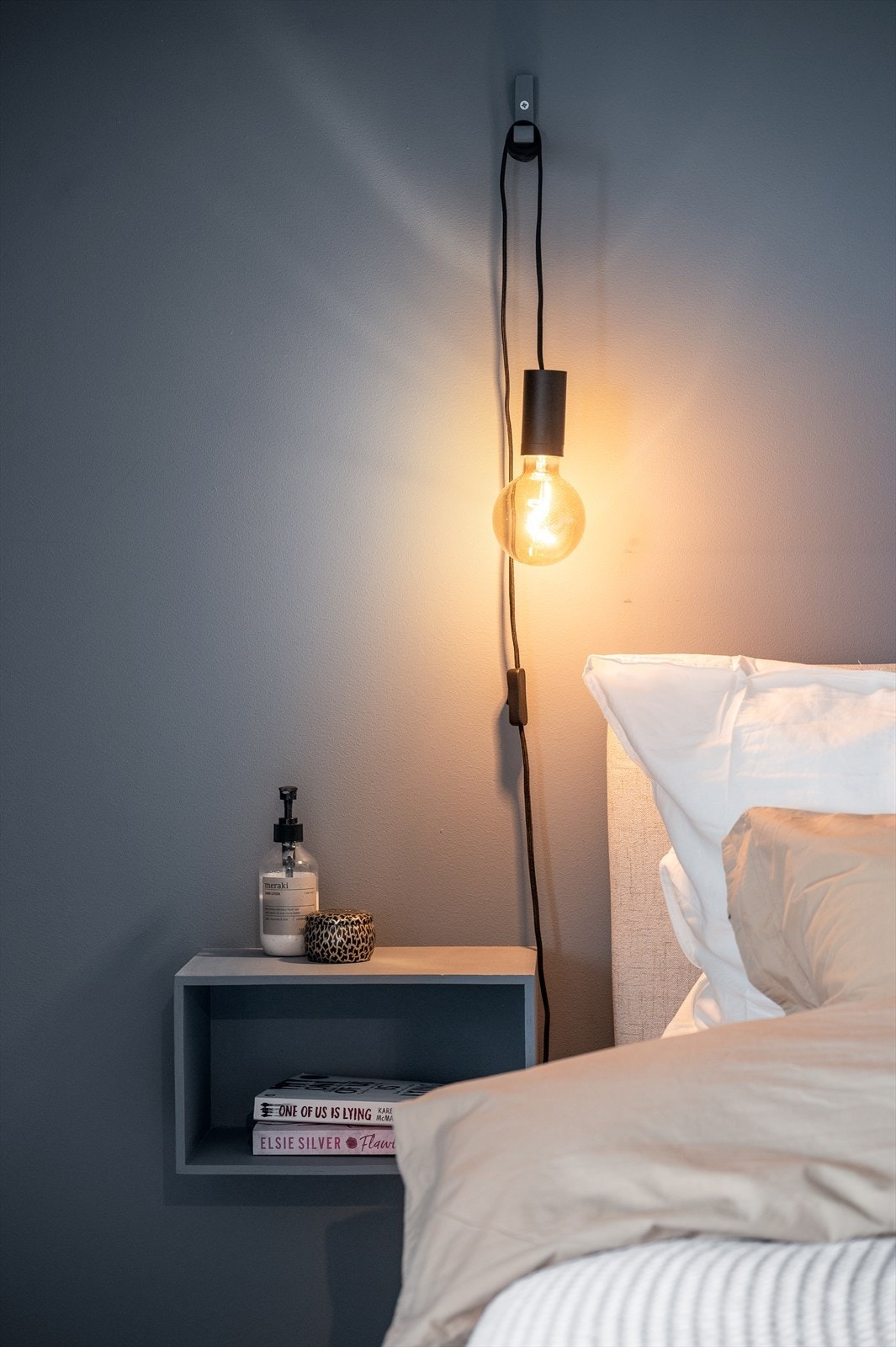 Soverommet er av god størrelse og er delikat innredet med stor dobbeltseng og har plass tilhørende nattbord på hver side Galleribilde